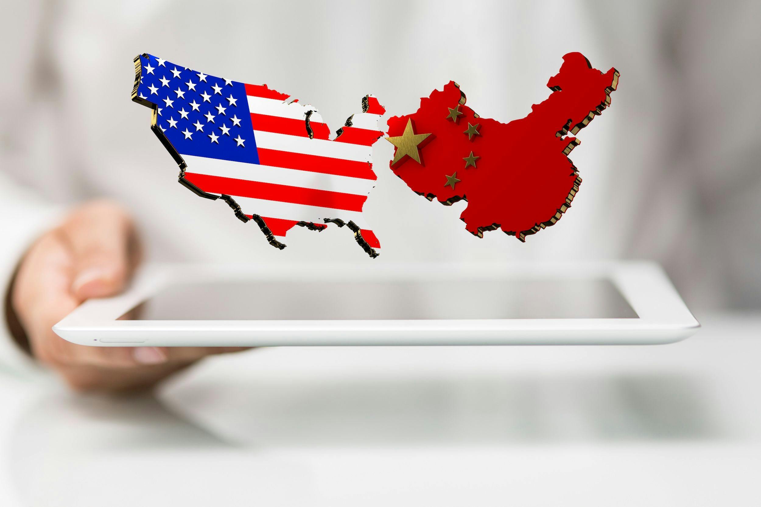China USA, Kooperation, Interaktion, Chinapolitik, Wirtschaft, Politik: Eine Person präsentiert die virtuelle Projektion der Handelspartnerschaft zwischen den USA und China