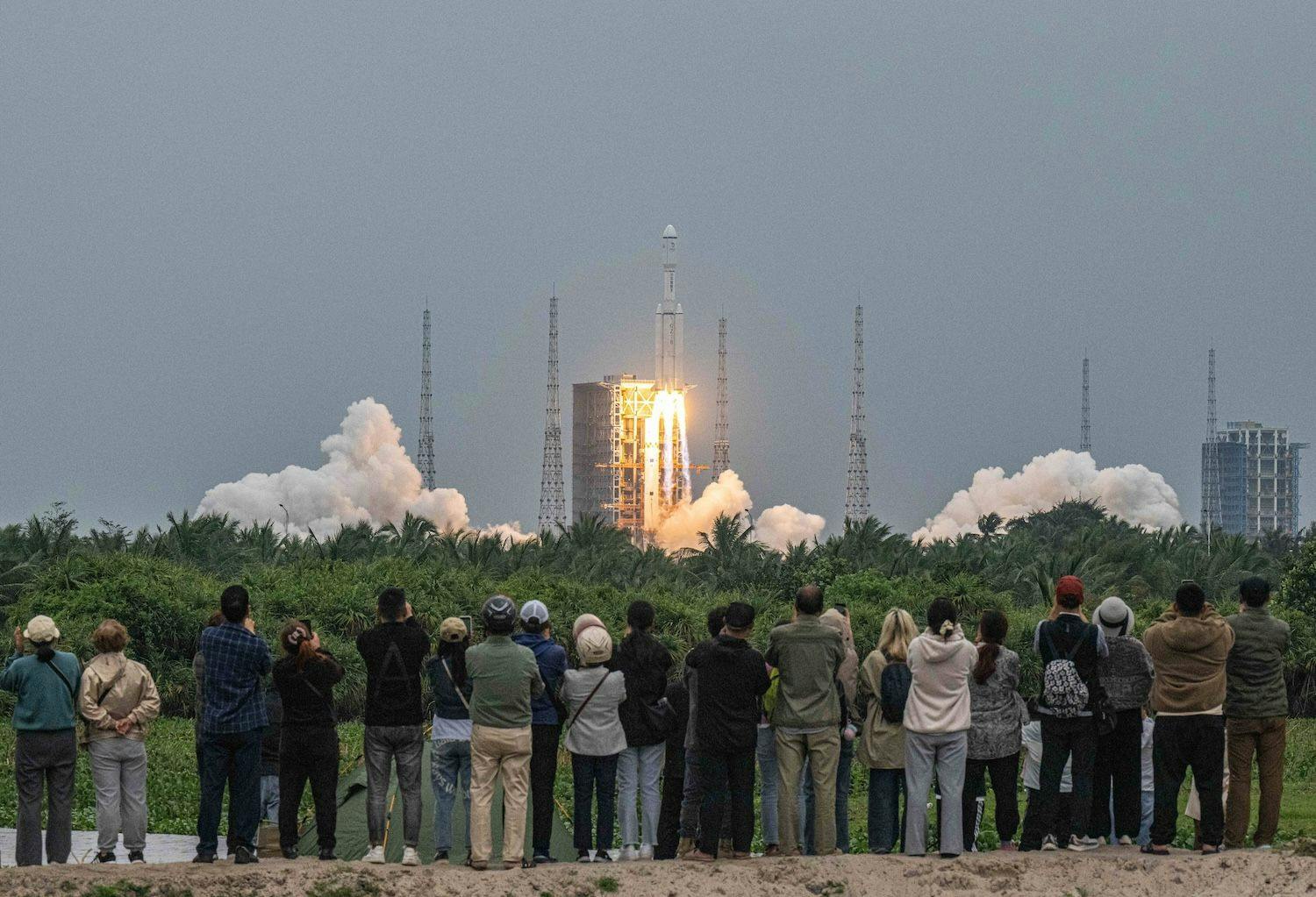 China Wirtschaft, Raumfahrt, Raumfahrtindustrie: Eine Rakete mit dem Relaissatelliten Queqiao2 für die Kommunikation zwischen Erde und Mond hebt vom Wenchang Space Launch Center ab.