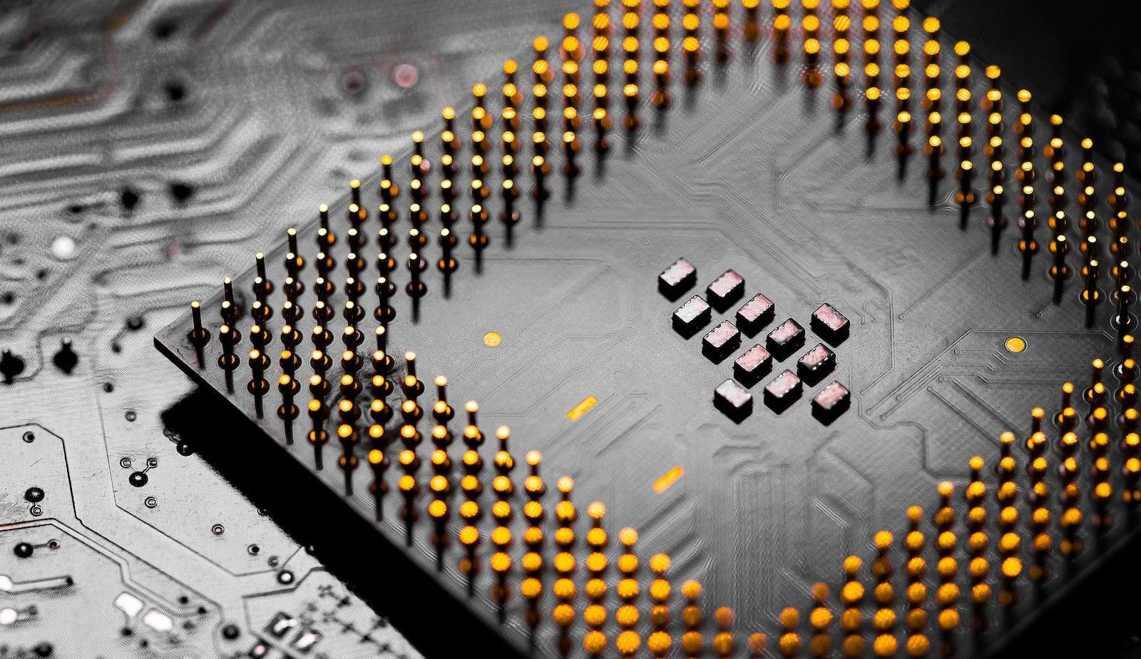 Makro Nahaufnahme von Mikrochips und Stiften auf der Haupt-CPU-PC-Prozessorplatine