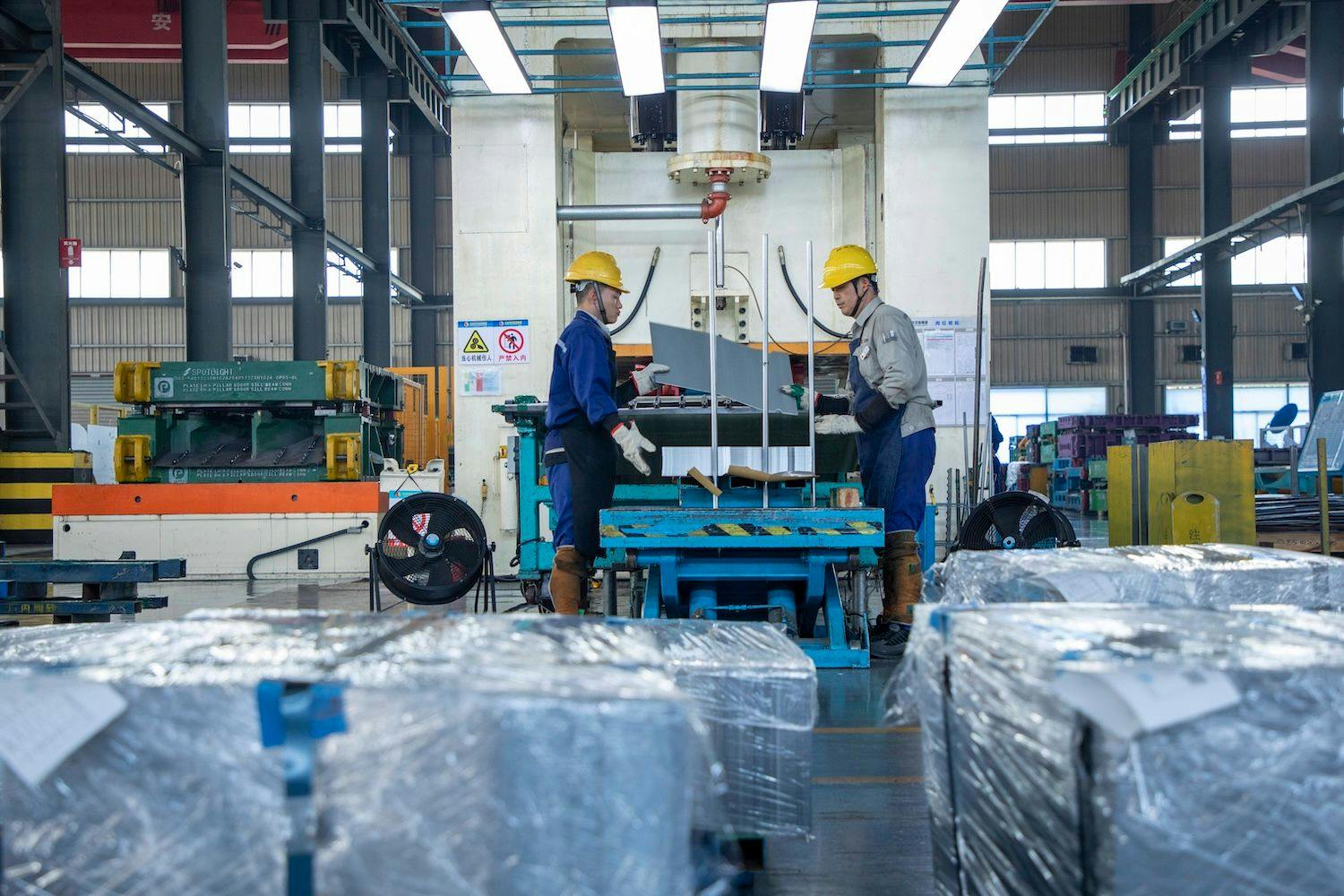 China Wirtschaft, aufstrebender Markt, Wirtschaftsentwicklung, Fortschritt, Unterstützung: Arbeiter prüfen die Qualität von Produkten für neue Energiefahrzeuge, die gerade vom Band laufen, in der Stadt Kunshan in der Provinz Jiangsu