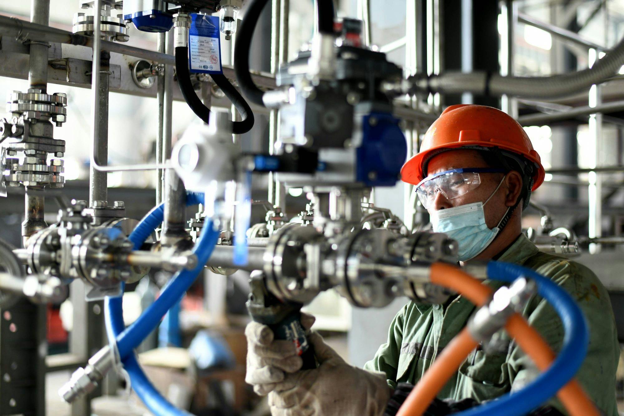 China Wirtschaftswachstum, Wirtschaft, Industrie, Aufwärtstrend: In der Werkstatt eines Druckbehälterherstellers in Haian, Provinz Jiangsu, stellen Arbeiter chemische Module für den Export her.