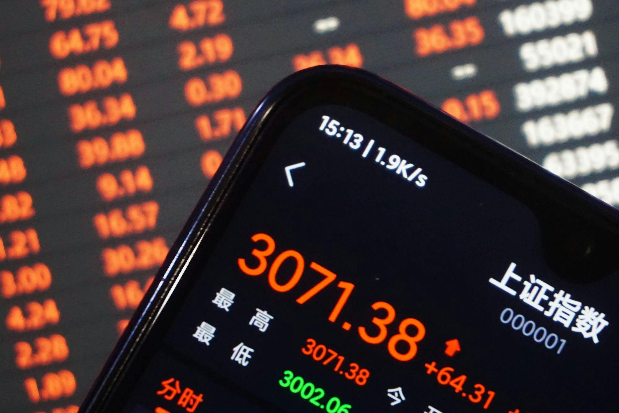 China Aktienmarkt, Aktien, Stocks, Kapitalmarkt, Wertpapiermarkt, Börse: Der Schlussstand des Shanghai Composite Index wird auf dem Mobiltelefon eines Aktienanlegers angezeigt