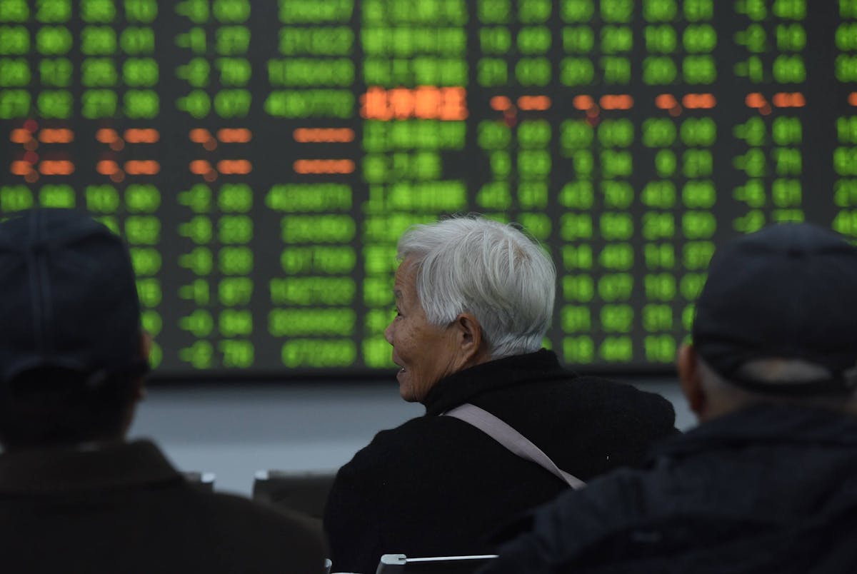 China Aktien, Aktienmarkt, Wirtschaft, Stock Market: Ein Kunde beobachtet den chinesischen Aktienmarkt an einer Börse in Hangzhou, China