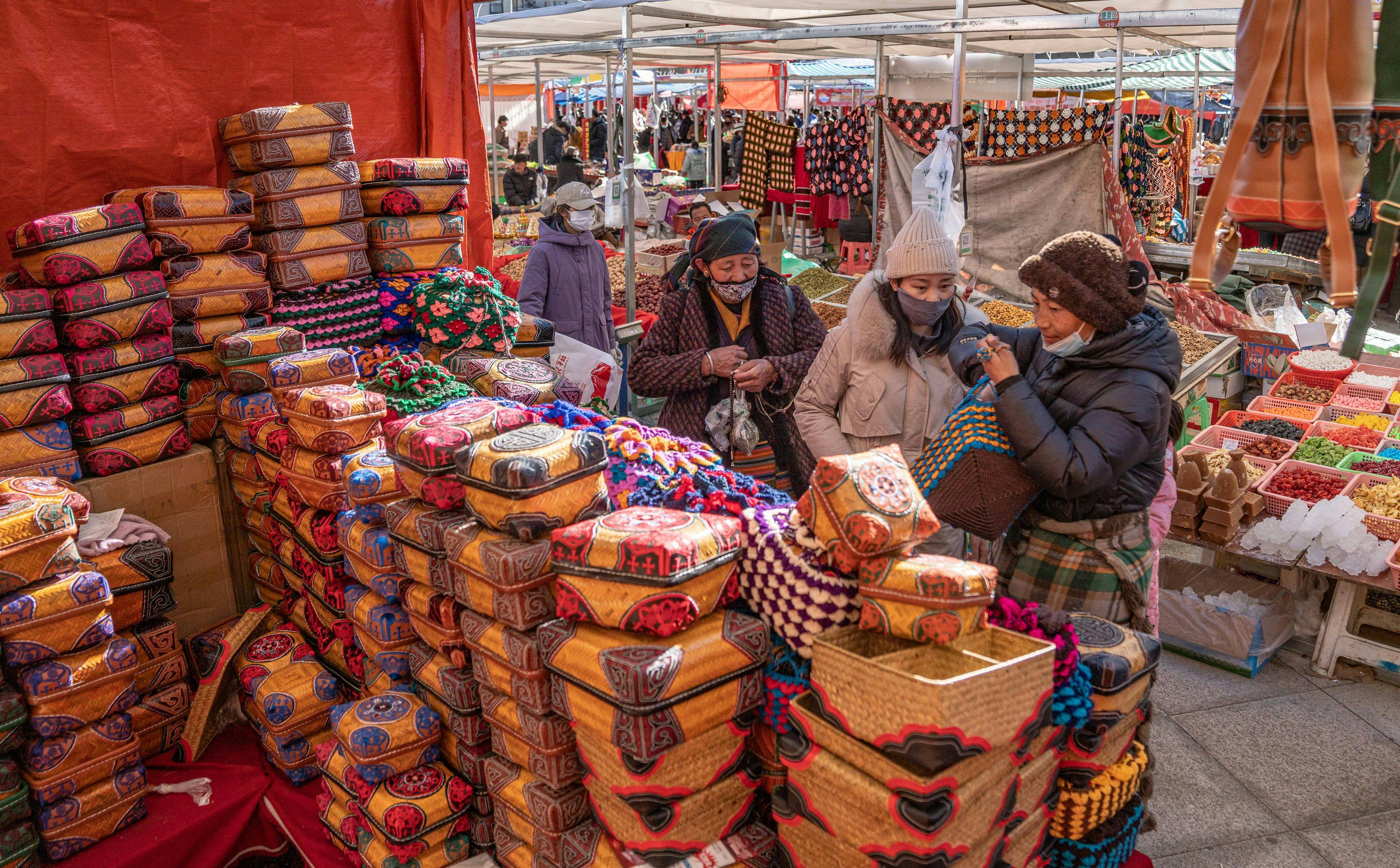 Locals in Xigaze celebrate the farmers New Year on the first day of the twelfth month of the Tibetan calendar, which falls on Jan. 12 this year. As the festival approaches, the streets and markets in Xigaze are exuding a cheerful and festive atmosphere.