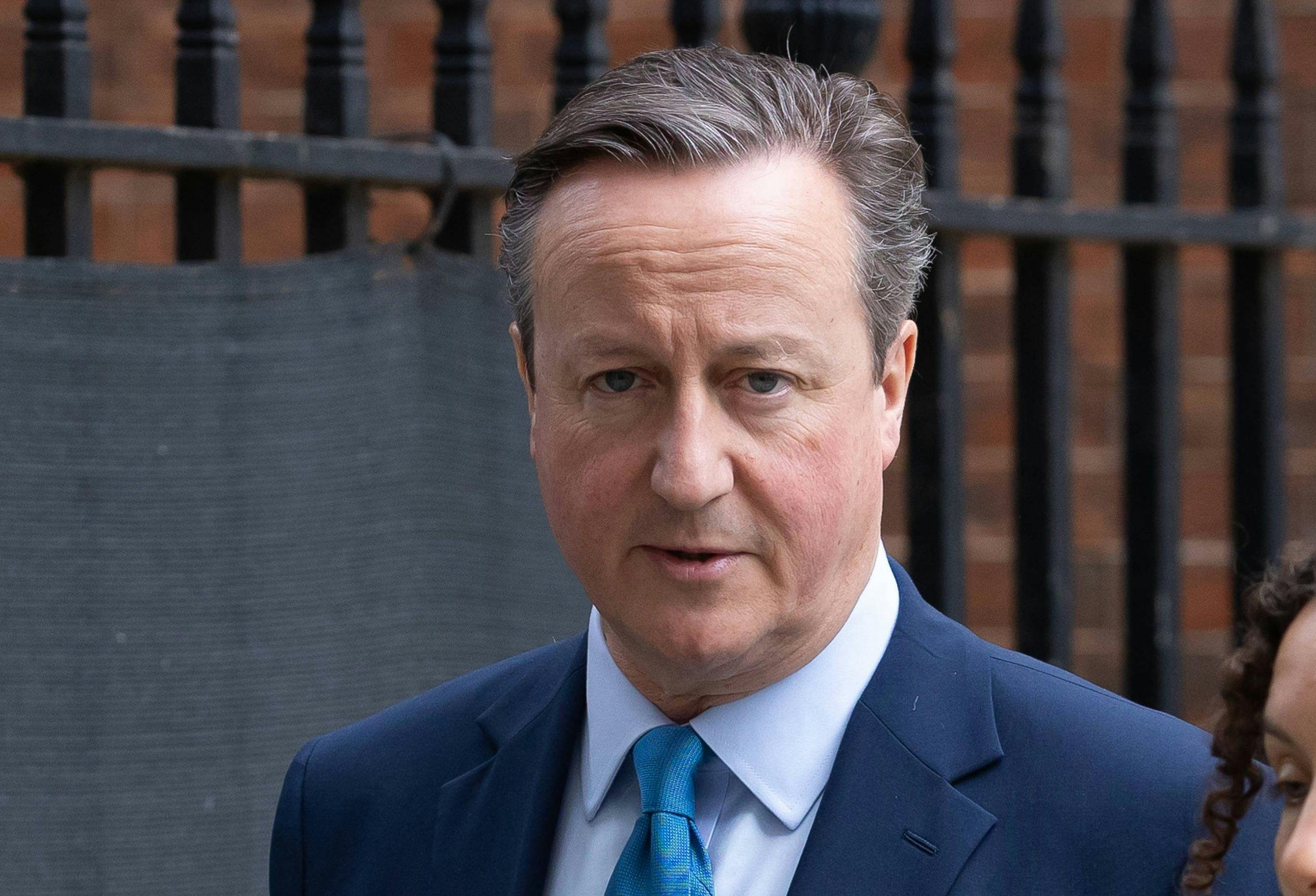 China Politik, China Wirtschaft, China UK, China GB. Großbritannien, Anti-China: Lord David Cameron beim Verlassen einer Kabinettssitzung 