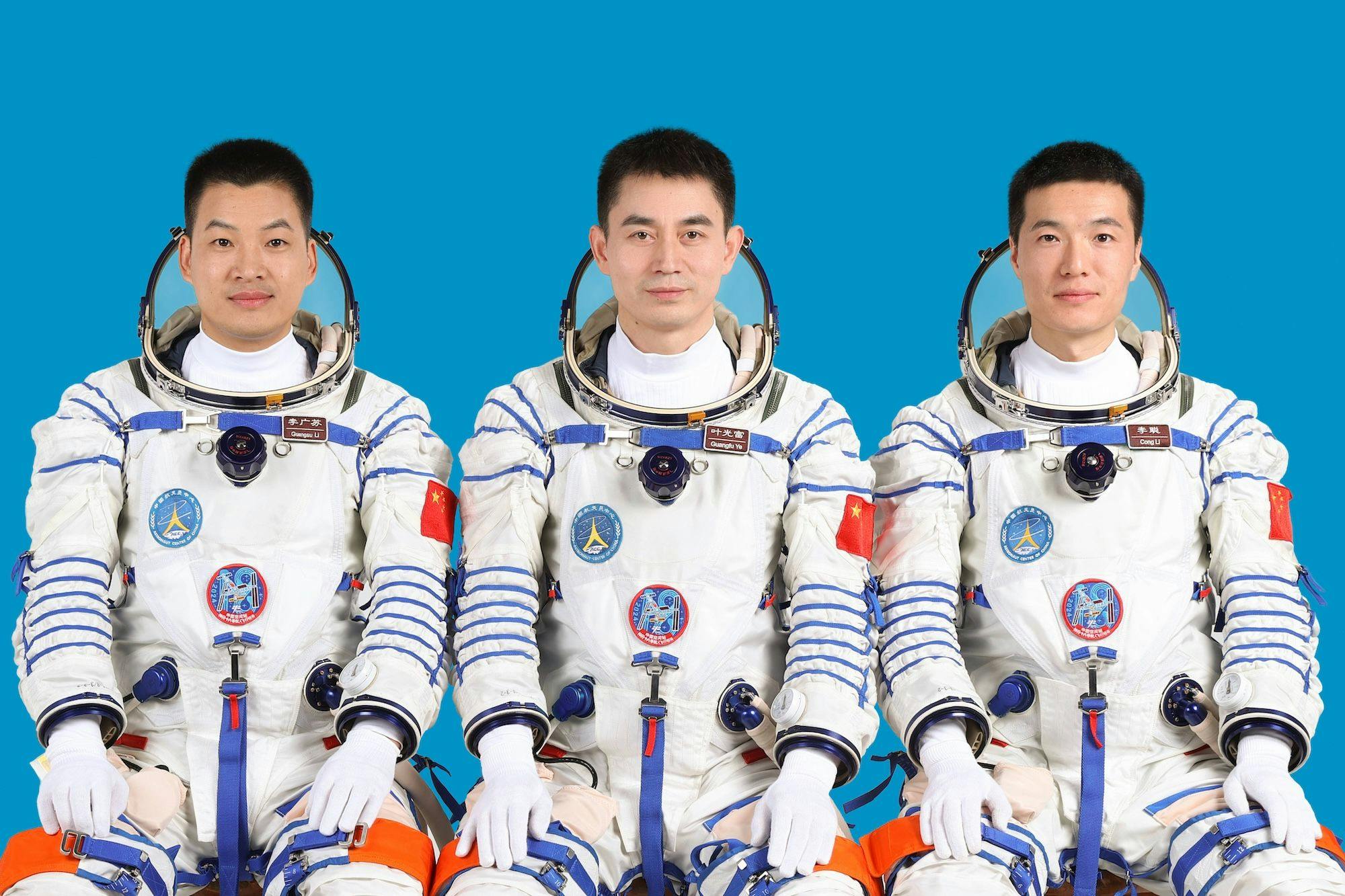 China Raumfahrtindustrie, Raumfahrt, Astronauten, Industrie, Wirtschaft, Technik, Hightech: Die chinesischen Astronauten Ye Guangfu (C), Li Cong (R) und Li Guangsu, die an der Shenzhou-18-Raumfahrt teilnehmen werden