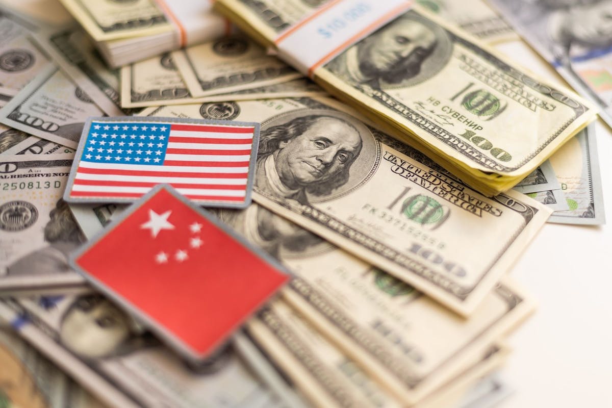 China USA Kooperation, Wirtschaft, Politik, Zusammenarbeit, Annäherung: Die Chinesische und die US-Amerikanische Flaggen liegen auf Dollar-Noten