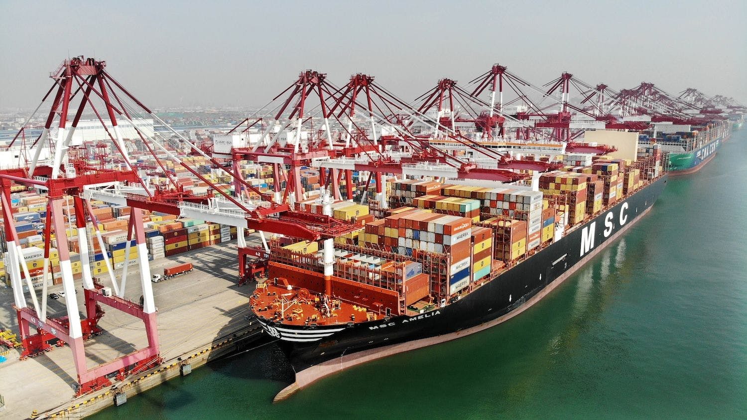 China Wirtschaft, Handel, Außenhandel, Export, Import:ein Frachtschiff beim Anlegen im Hafen von Qingdao in der ostchinesischen Provinz Shandong 