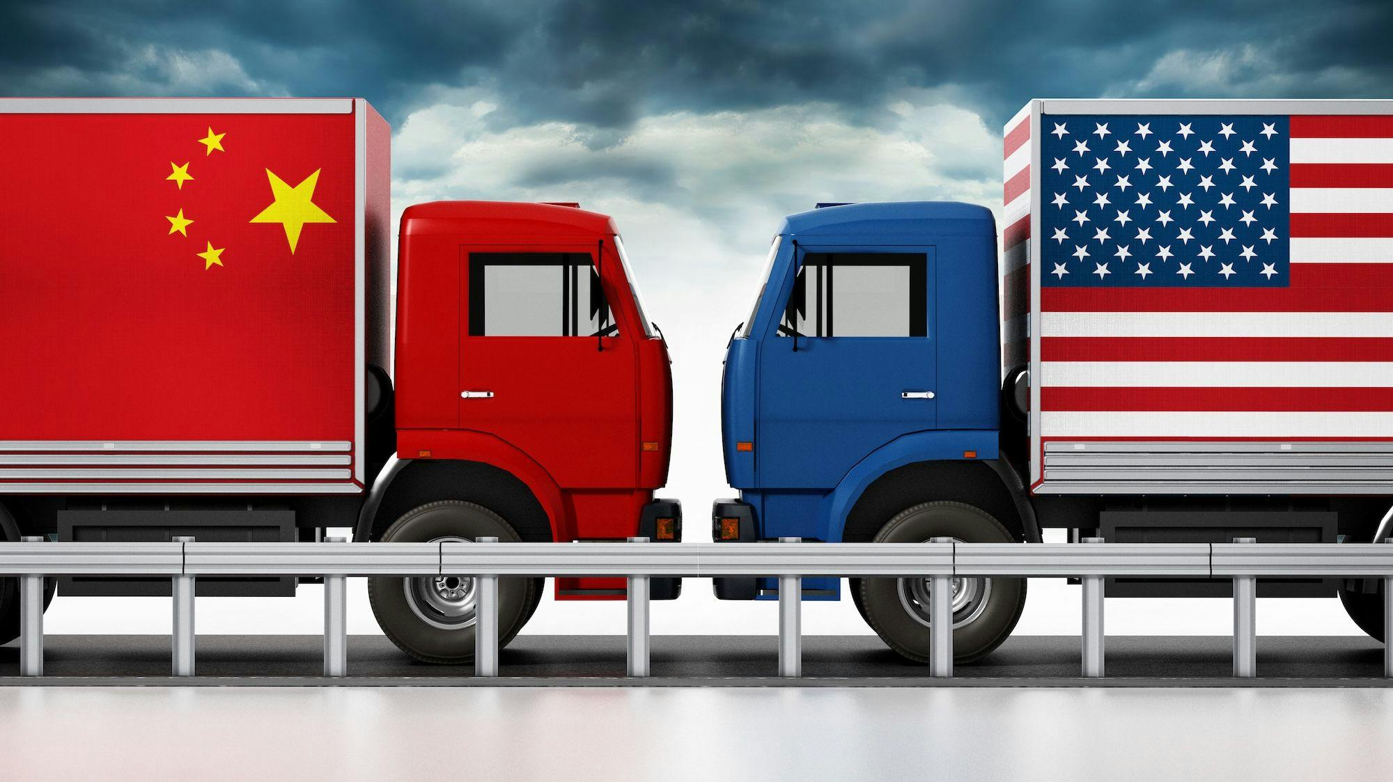 China Wirtschaft, China USA, Anti-China Politik, Handel, Export, Import: Lastwagen mit USA- und China-Flaggen begegnen sich auf enger Straße.