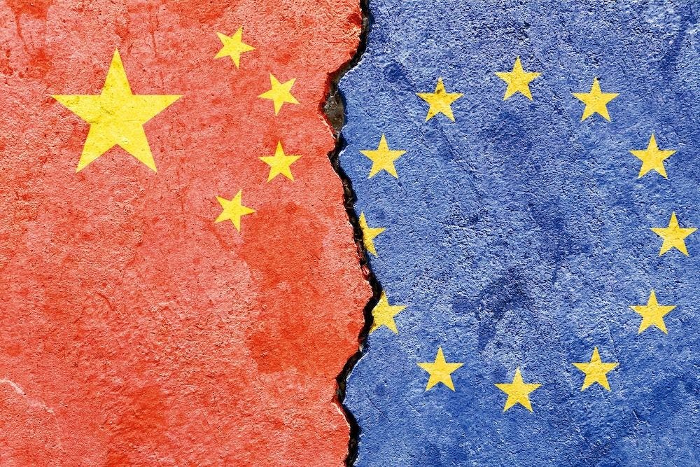 China EU Europa Flagge, China vs EU, National Flaggen, Symbol isoliert auf gebrochenen verwitterten rissigen Boden, Hintergrund, China Europa, internationale Beziehung, Konflikt, Handelskonflikt 
