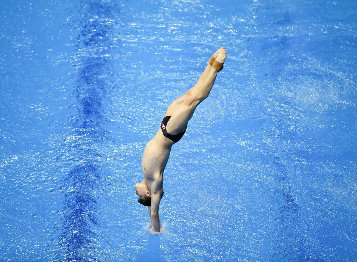 Zheng Jiuyuan aus China im Finale des 3-m-Sprungbretts der Männer beim World Aquatics Diving World Cup 2024 in Berlin