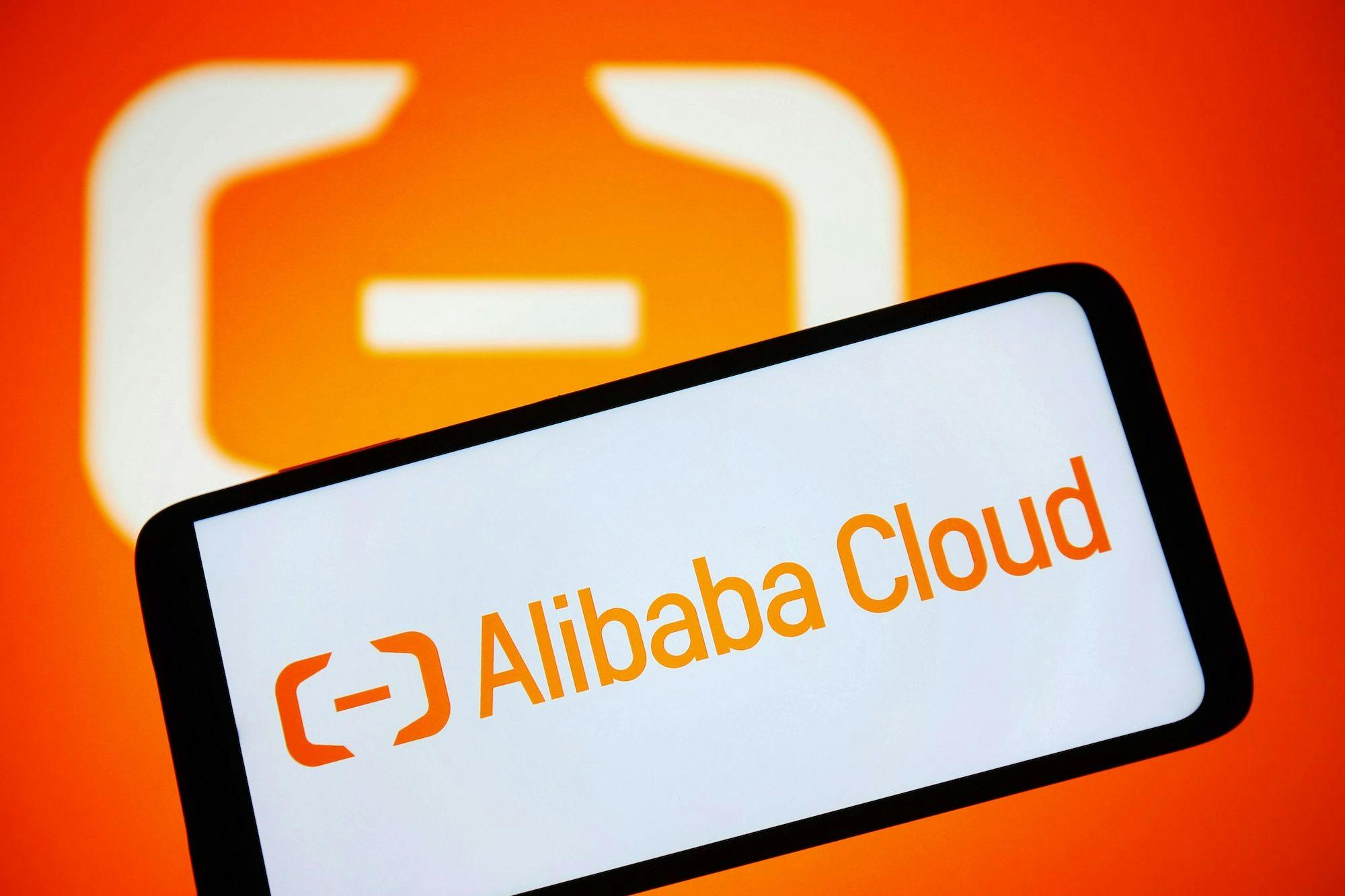 China Technologie, Wirtschaft, Industrie, Hightech, Internet: Das Logo von Alibaba Cloud ist auf dem Bildschirm eines Smartphones zu sehen.