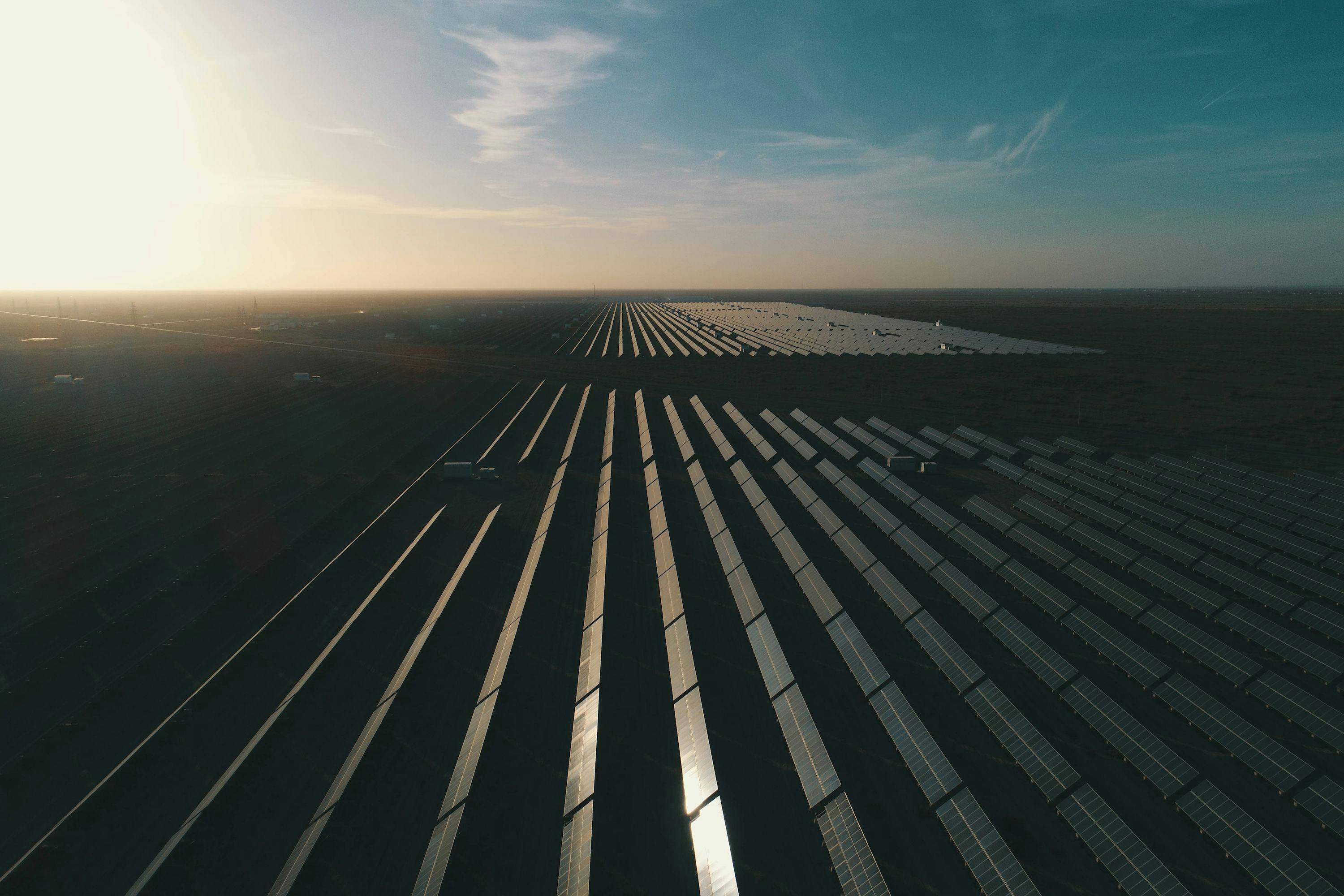 China Nachhaltigkeit, China Greenenergy, Erneuerbare Energien: Solar-Feld in China bei Sonnenuntergang