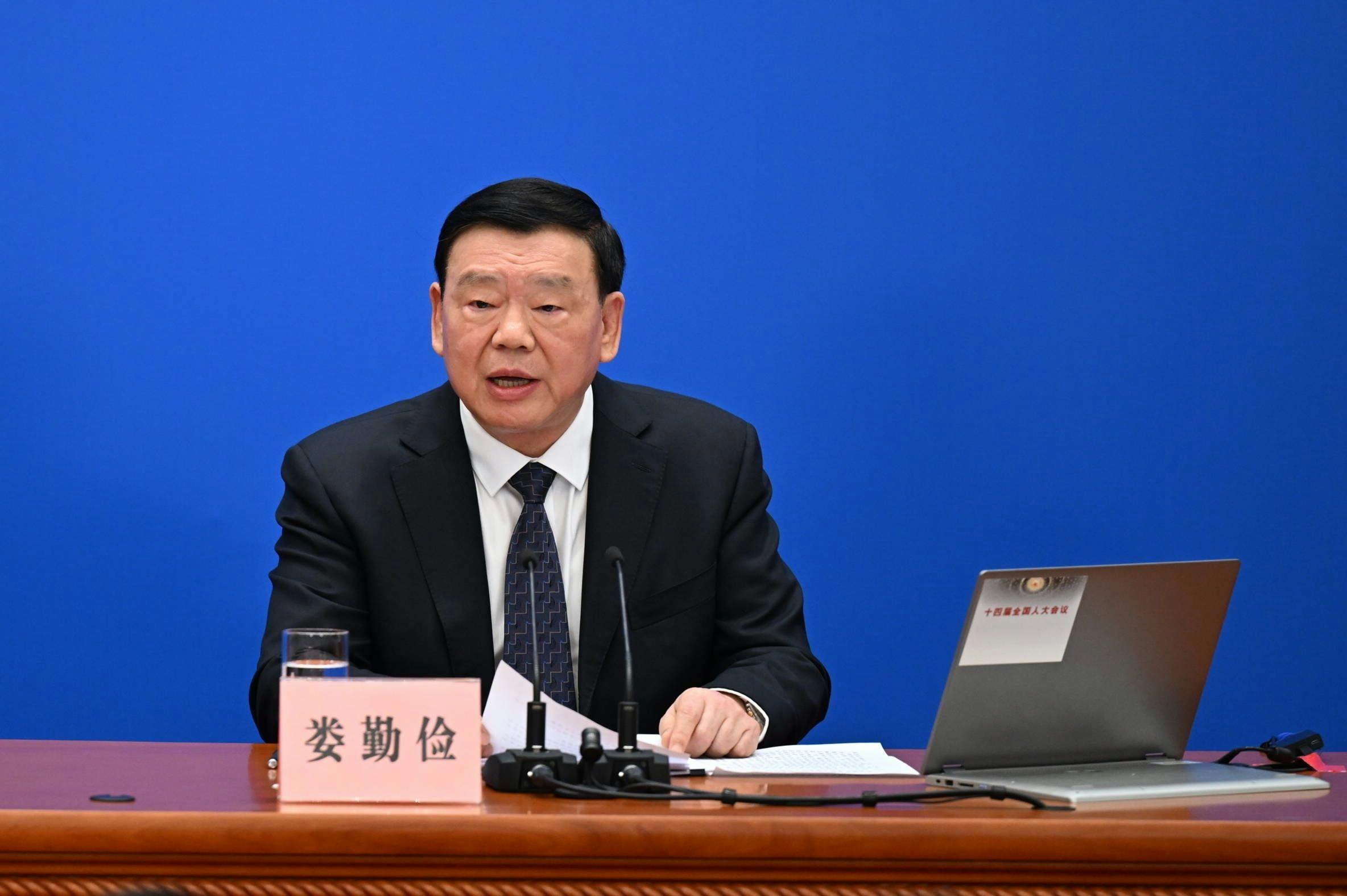 Lou Qinjian, Sprecher der zweiten Sitzung des 14. Nationalen Volkskongresses (NVK), bei einer Pressekonferenz in der Großen Halle des Volkes in Peking, der Hauptstadt Chinas, 4. März 2024