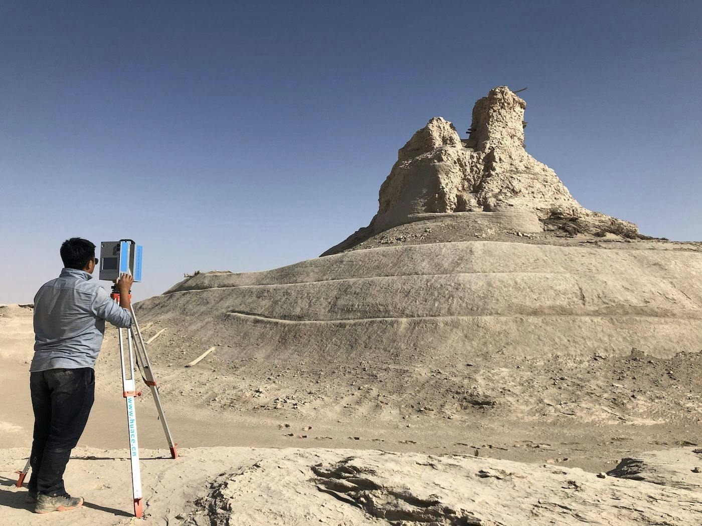 China Kultur, Geschichte: ein Mitarbeiter des Kulturgüterschutzes erstellt eine digitale Datei der Ruinen einer Stupa in den Loulan-Ruinen im Kreis Ruoqiang, Autonome Region Xinjiang-Uigur 