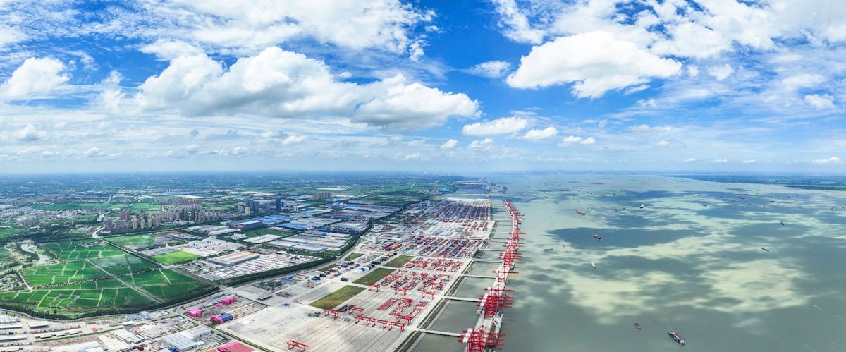 China News, Politik in China, Ziele der chinesischen Politik: Ein Luftbild zeigt den Zhenghe International Pier im Hafen von Taicang in Suzhou, Provinz Jiangsu, China
