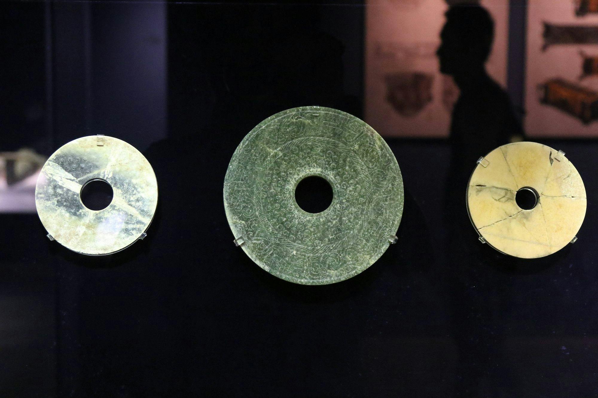 China Kultur: Drei Jade Scheiben ausgestellt in einem Museum