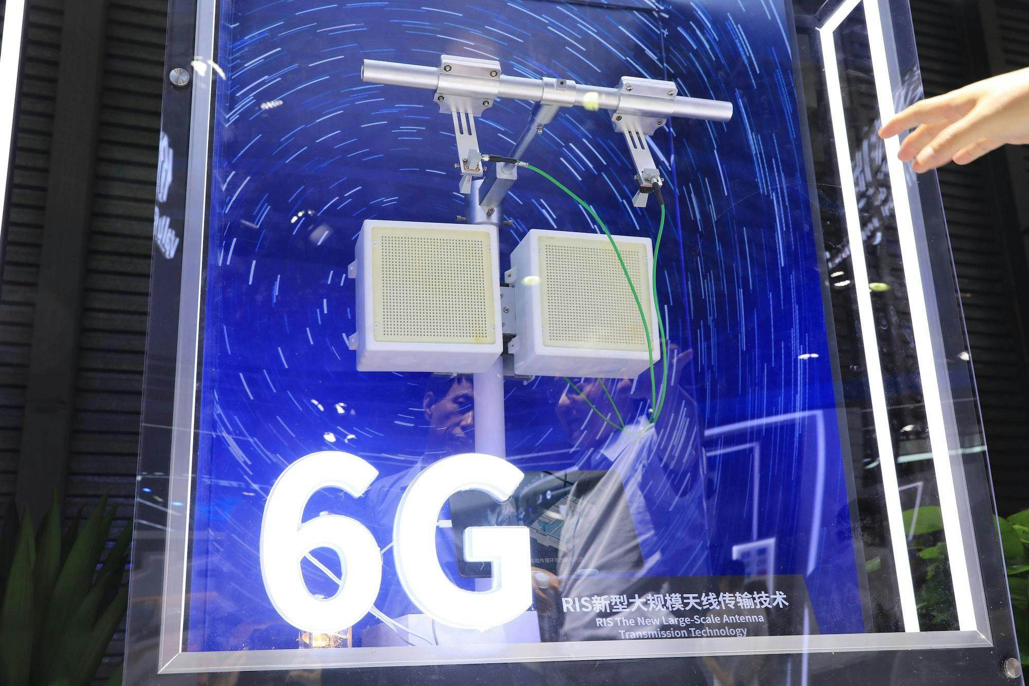 China Technologie, Mobile Netze, Kommunikationstechnologie: 6G RIS New Large-Scale Antenna Transmission Technology wird während des Mobile World Congress (MWC) Shanghai 2023 im Shanghai New International Expo Centre (SNIEC) vorgestellt