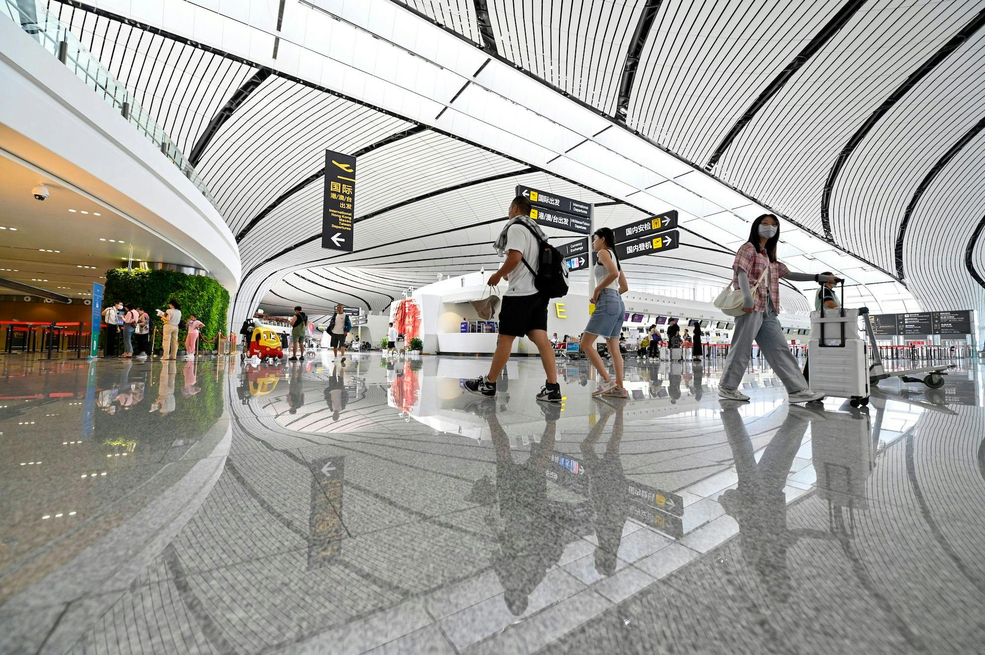 Travel china: Passagiere auf dem Beijing Daxing International Airport am 11. Juli 2023 in Beijing, China. China erlebt während der Sommerferien einen Tourismusboom.
