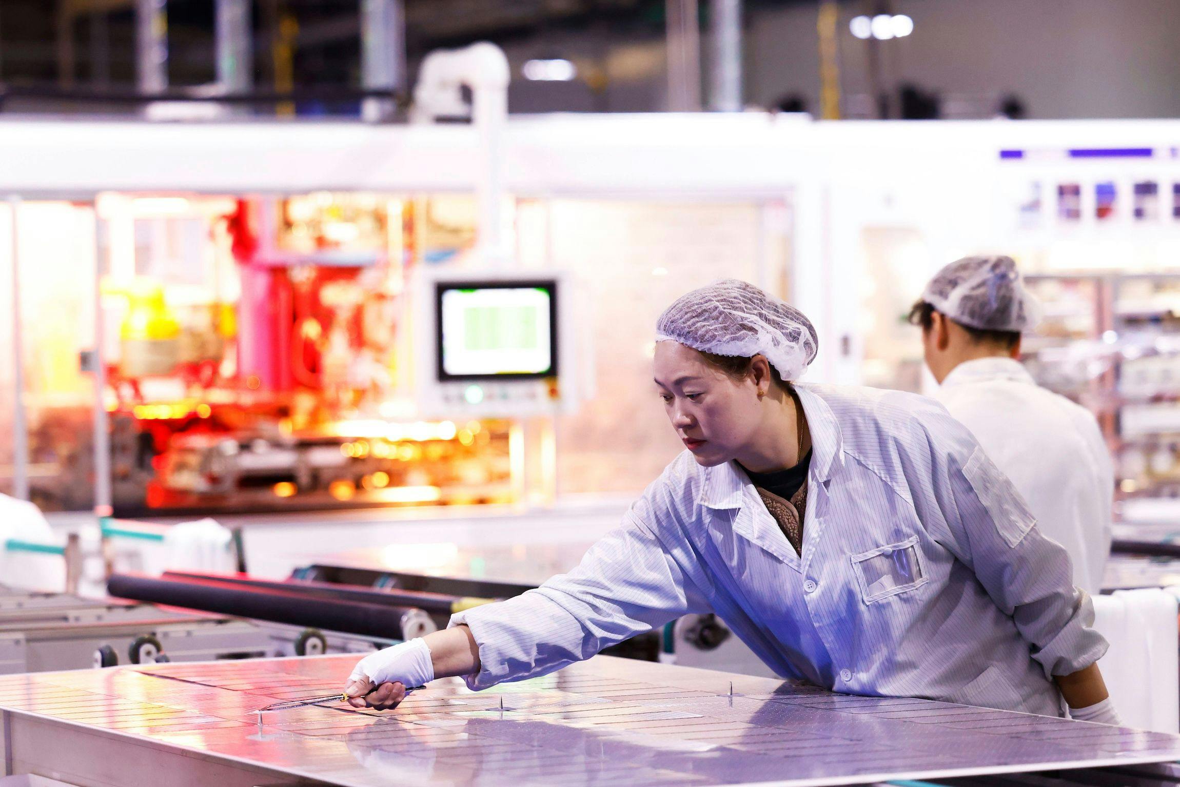 Ein neues Energieunternehmen in Suqian In einer Produktionswerkstatt stellen Arbeiter Komponenten für Photovoltaikmodule her, die für den Export nach Europa und in die Vereinigten Staaten bestimmt sind