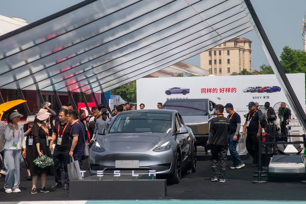 China News, Autohersteller, Elektromobilität: Besucher des Tesla-Standes auf der 4. China International Consumer Products Expo im Hainan International Convention and Exhibition Center
