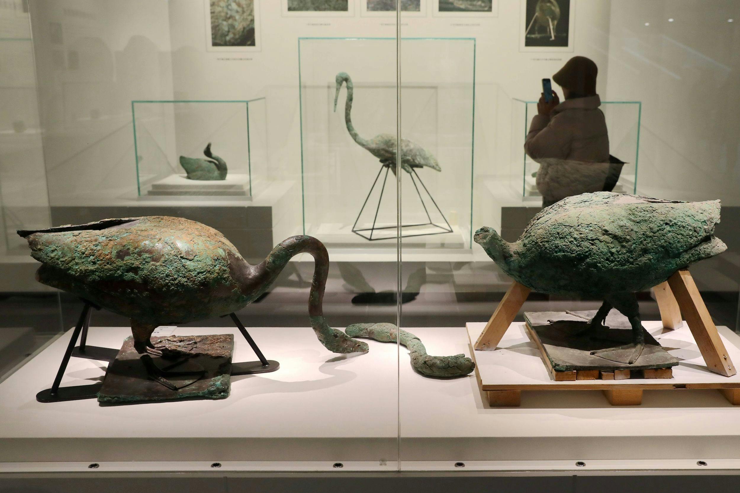 Bronze aquatic birds unearthed at pit K0007 of Qingshihuang Mausoleum are on display at Emperor Qinshihuang s Mausoleum Site Museum 