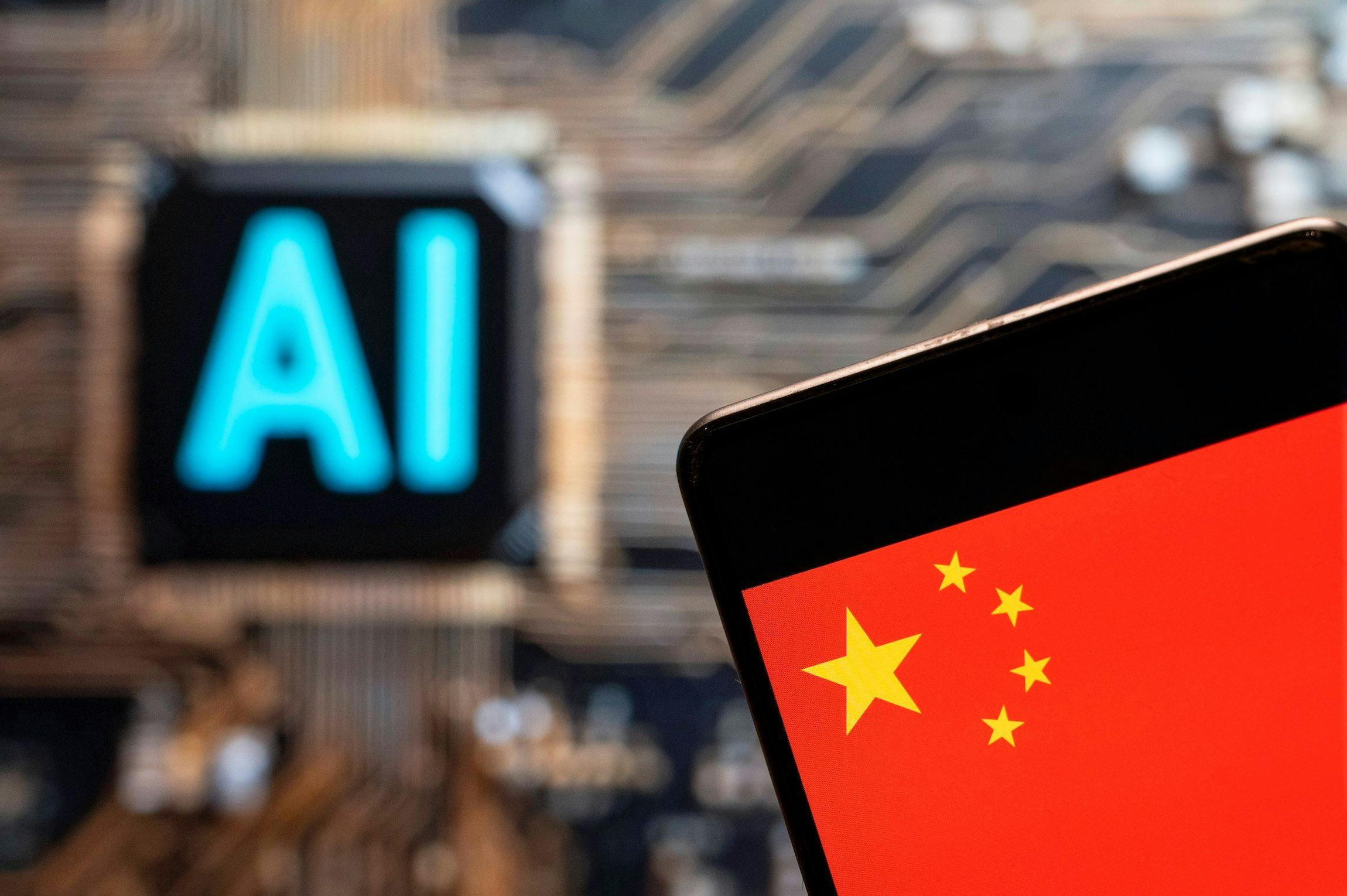 Auf diesem Foto ist die Flagge der Volksrepublik China auf einem Smartphone zu sehen, mit einem Chip für künstliche Intelligenz (KI) und einem Symbol im Hintergrund