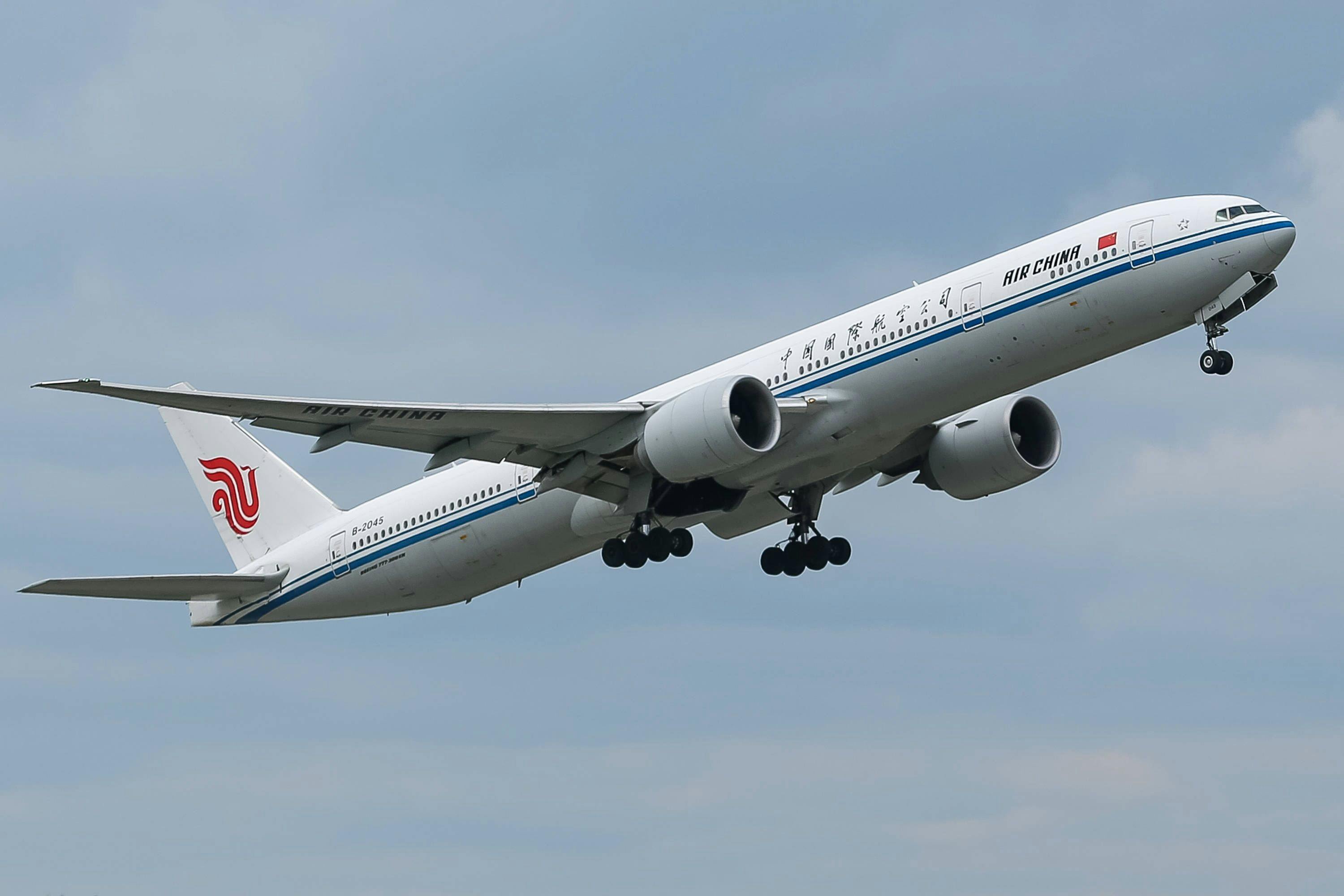 Eine 777-39LER der Fluglinie, Airline, Fluggesellschaft Air China mit dem Kennzeichen, der Registrierung B-2048 und der Seriennummer, MSN 41443 nach dem Start, Abheben vom Flughafen München, Take-Off vom Airport München, im Steigflug