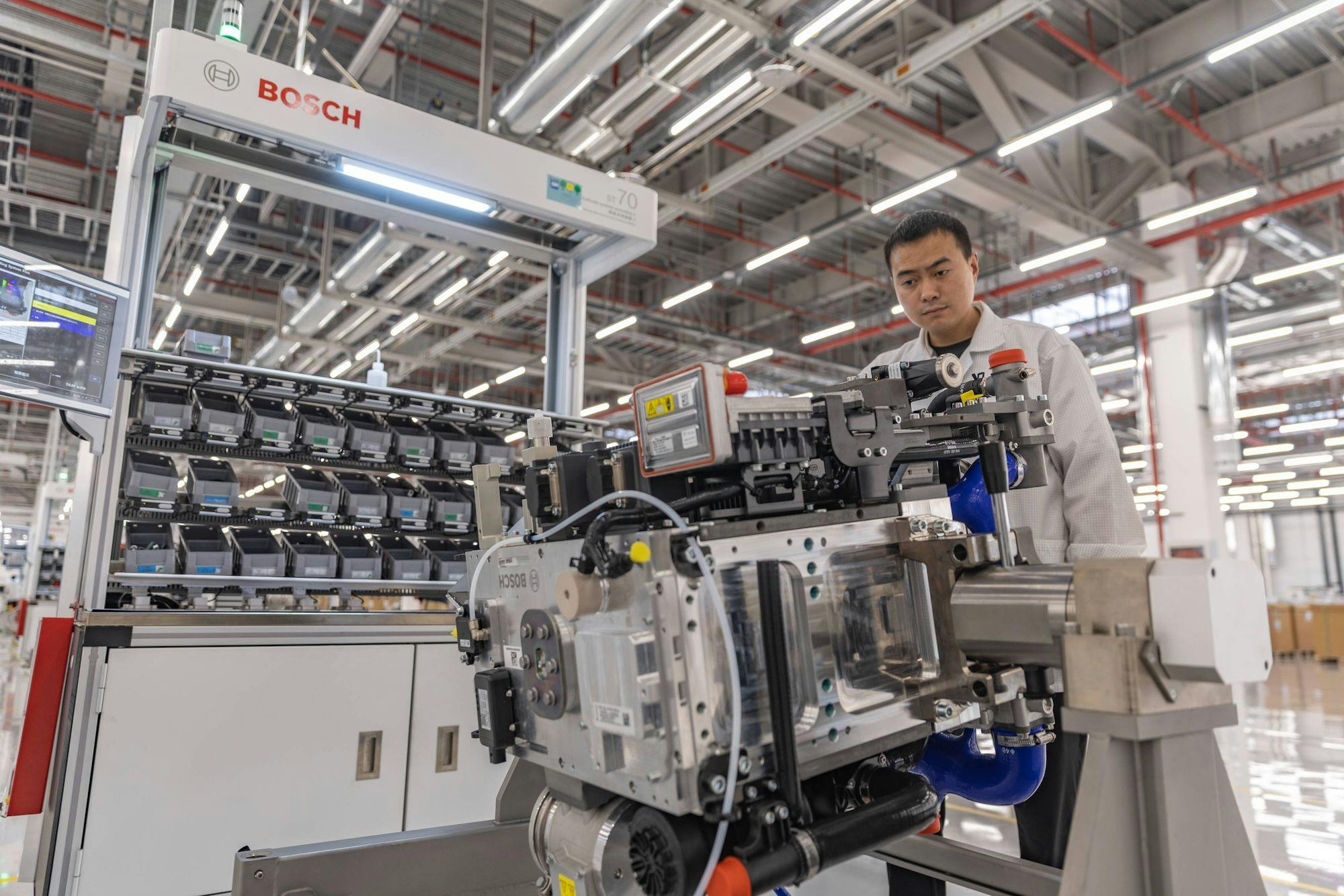 China Wirtschaft, Industrie, Ausländische Investoren, Deutsche Firmen: Ein Arbeiter arbeitet bei Bosch Hydrogen Powertrain Systems (Chongqing) Co., Ltd. in der südwestchinesischen Stadt Chongqing
