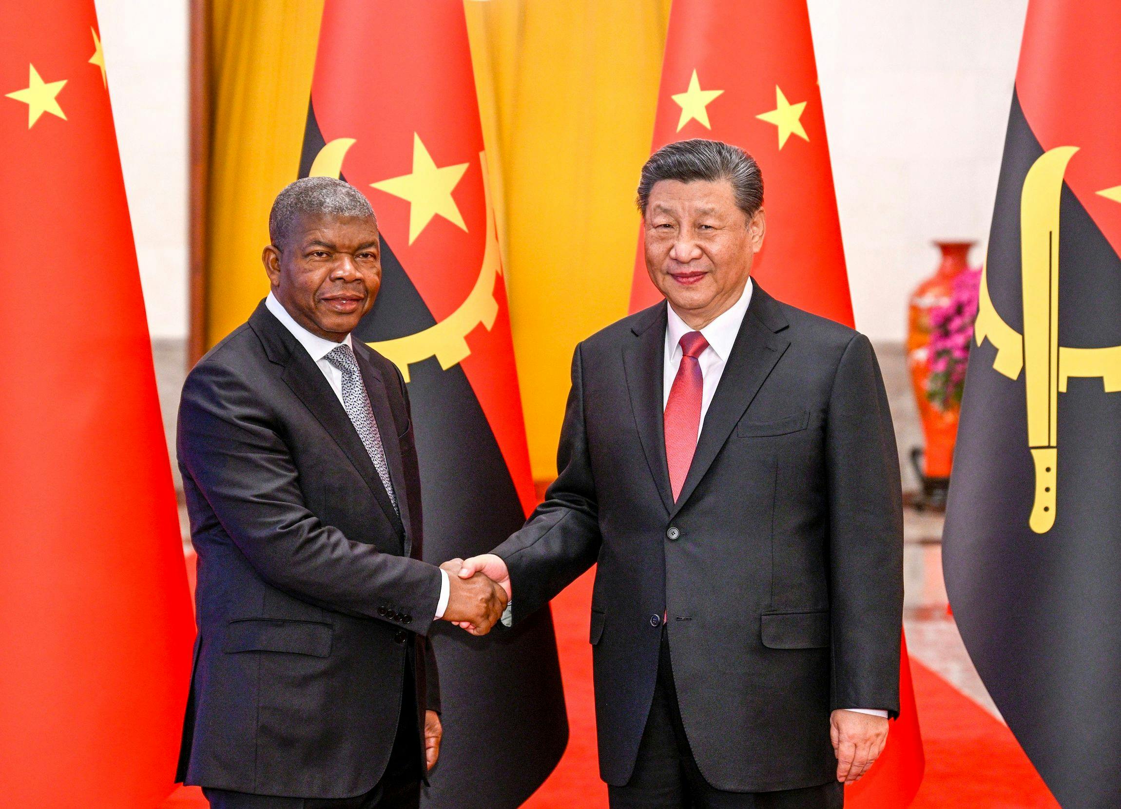 Der chinesische Präsident Xi Jinping empfängt den Präsidenten der Republik Angola, Joao Lourenco, vor ihren Gesprächen in Peking in der nördlichen Halle der Großen Halle des Volkes