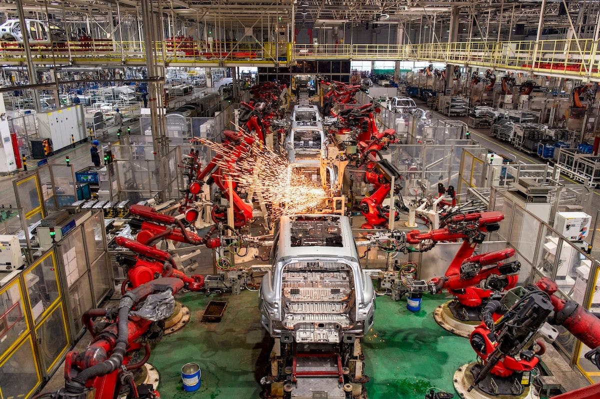 China Wirtschaft, Industrie, Wirtschaftswachstum: Roboterarme arbeiten in einer intelligenten Fabrik des Elektrofahrzeugunternehmens Leapmotor