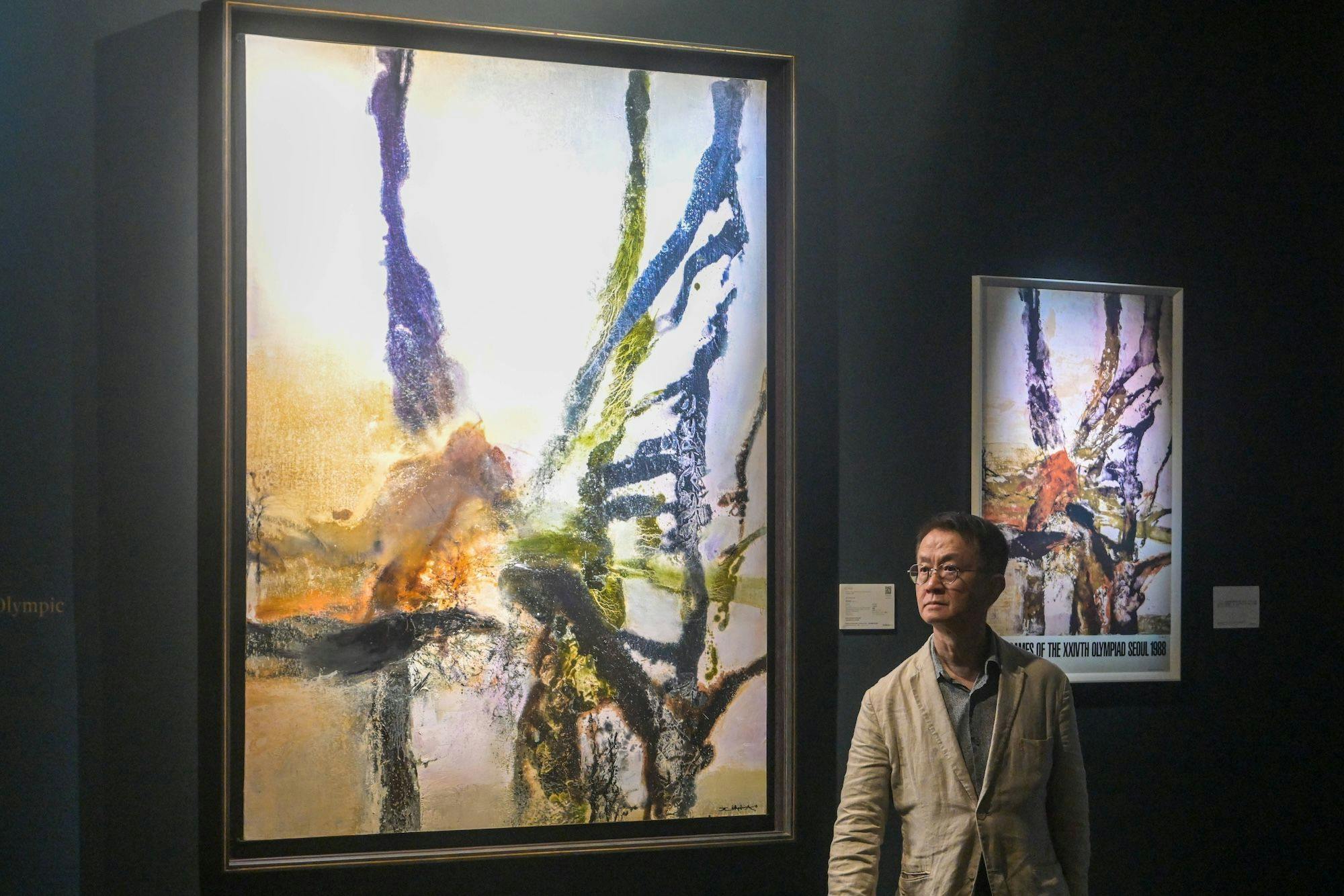 Was ist chinesische Kunst, welche Kunstrichtung ist chinesisch, Gemälde, Sammler, Chinesische Künstler: Ein Besucher geht an einem Gemälde von Zao Wou-Ki vorbei 