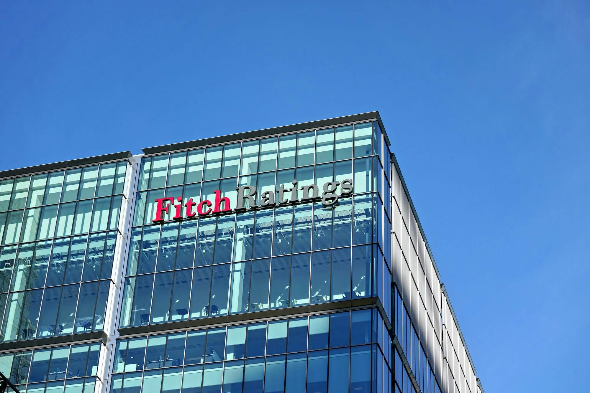 China Wirtschaft, Rating, Kreditwürdigkeit, Anti-China Politik: Das Logo von Fitch Ratings ist auf dem Dach des Hauptsitzes in Canary Wharf im Vereinigten Königreich zu sehen (das andere befindet sich in New York)