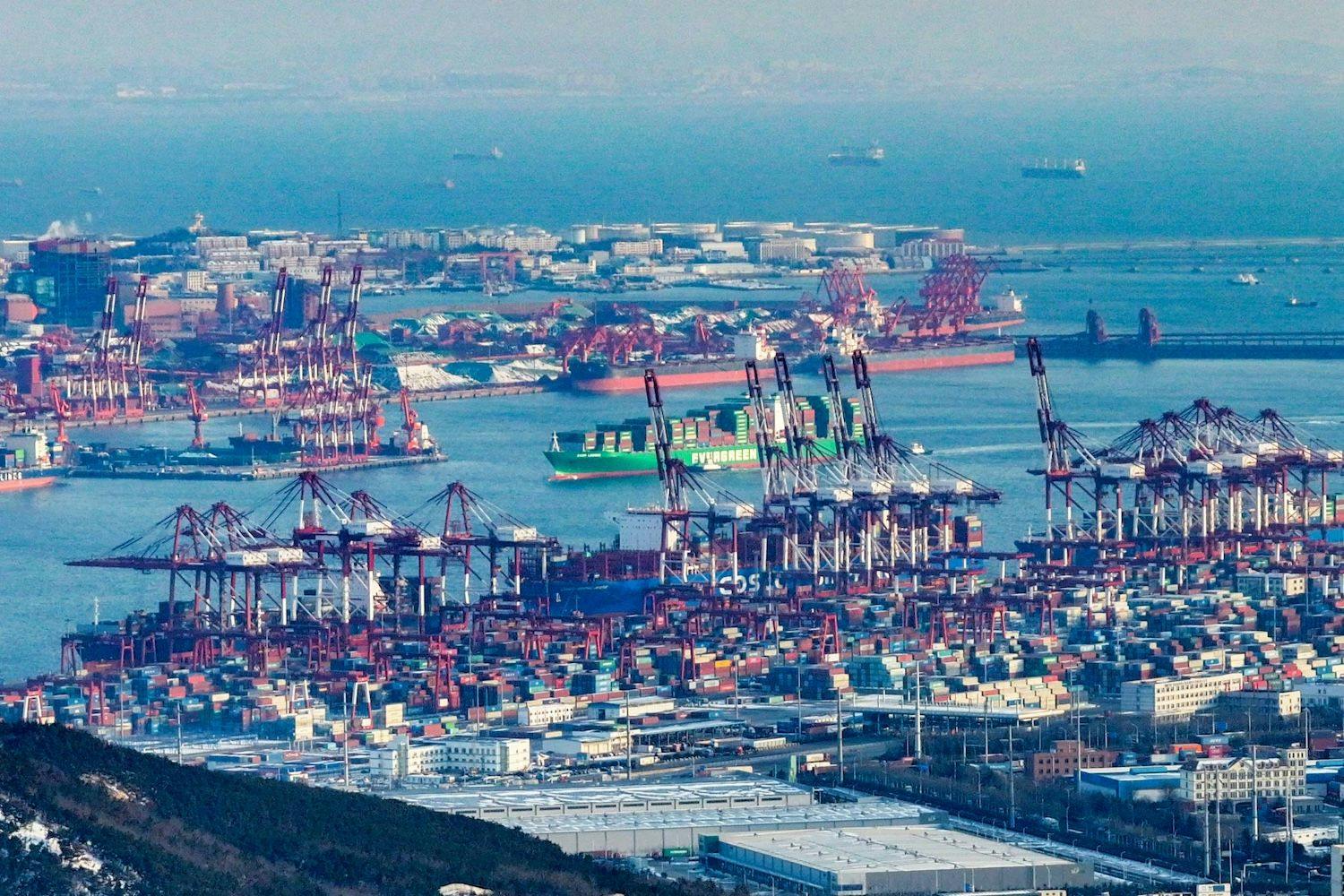 China Wirtschaft, Industrie, Lieferkette, Markt, globale Lieferkette, Weltwirtschaft: Ein Frachtschiff fährt in den Qianwan Container Terminal im Hafen von Qingdao, China, ein.