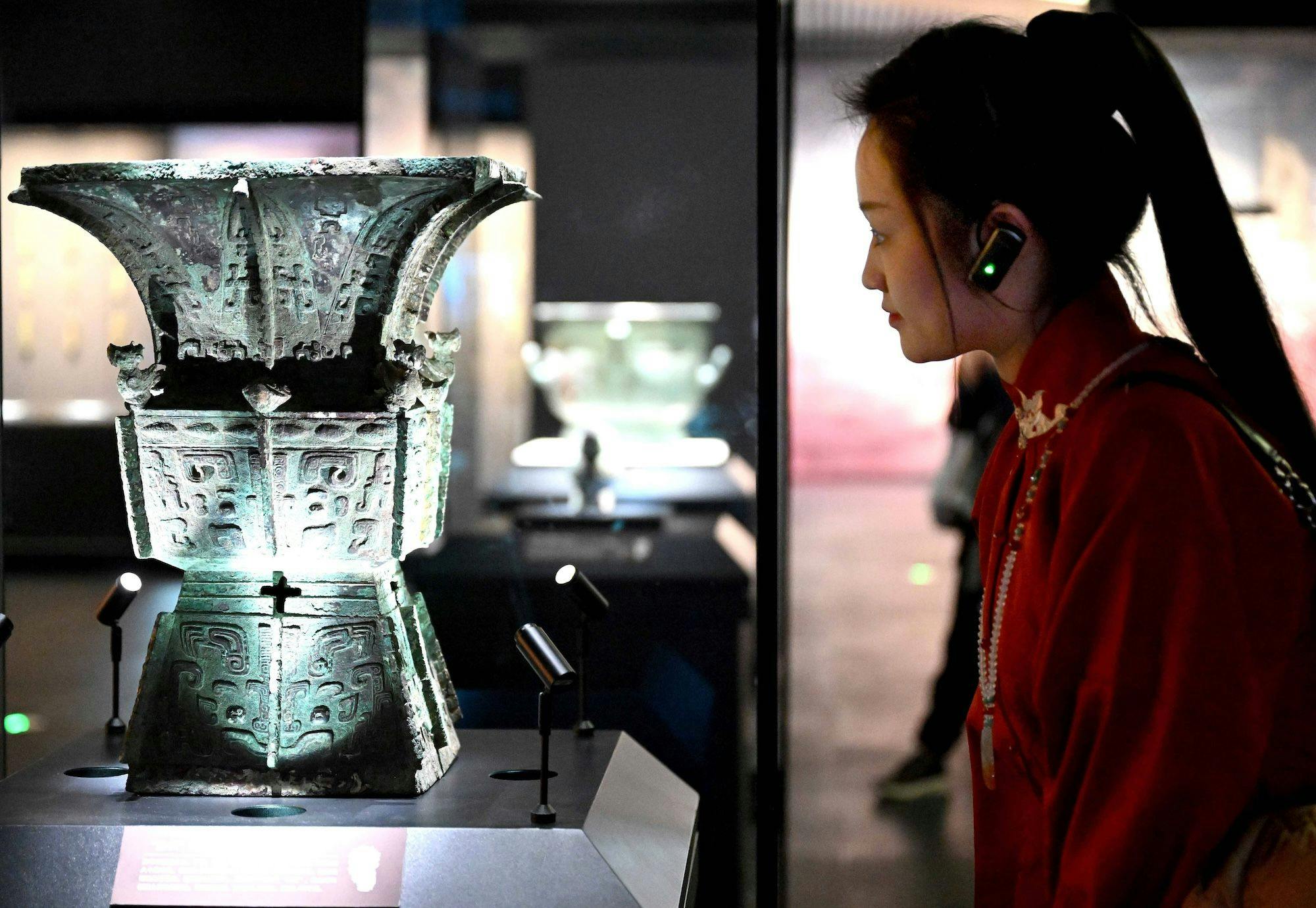 China Kultur: Ein Besucher betrachtet ein Ausstellungsstück im neuen Gebäude des Yinxu-Museums in Anyang in der zentralchinesischen Provinz Henan