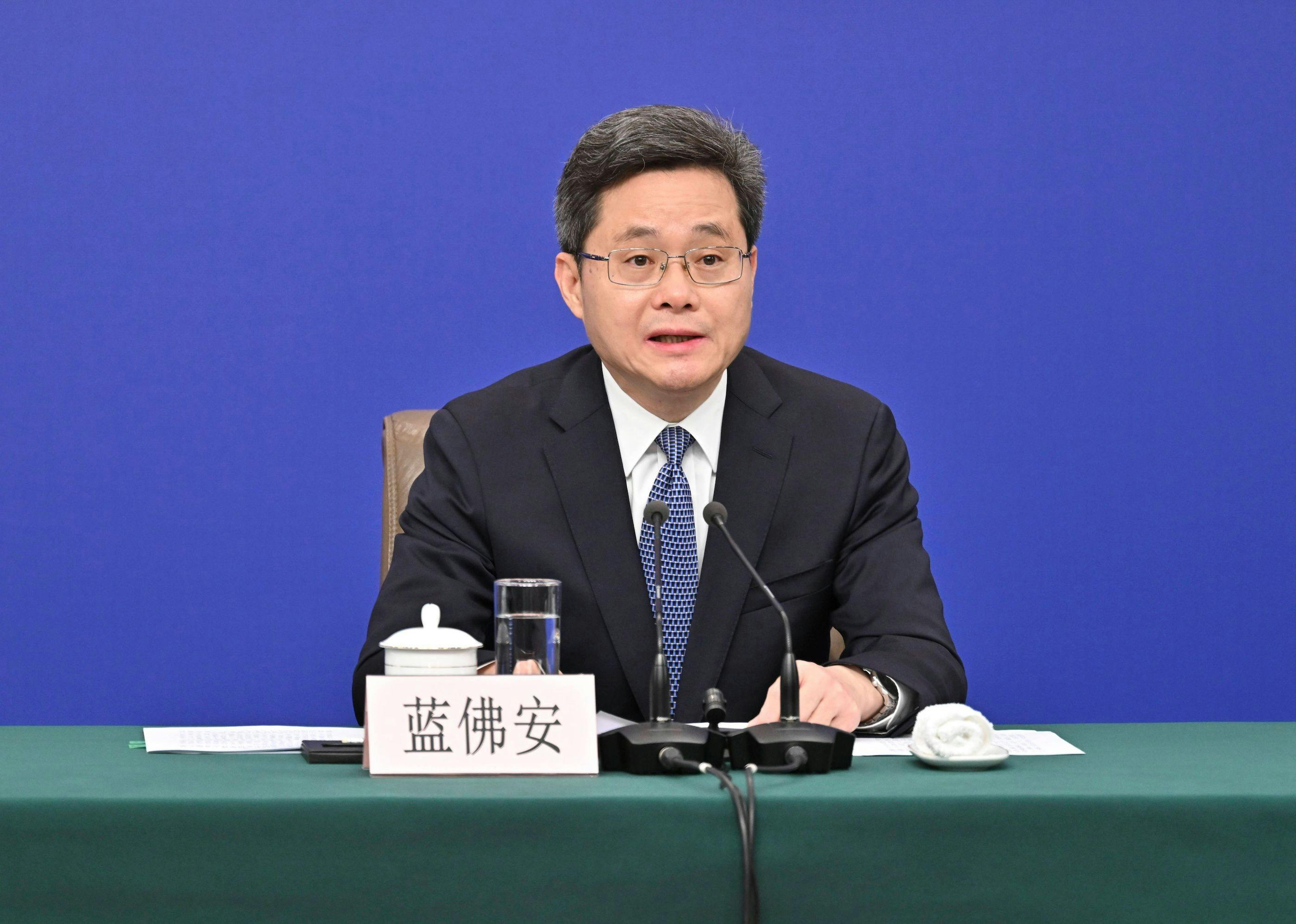 China Finanzen, Finance, Politik:  Finanzminister Lan Fo an spricht auf einer Pressekonferenz zum Thema Wirtschaft auf der zweiten Tagung des 14. Nationalen Volkskongresses (NVK) in Peking