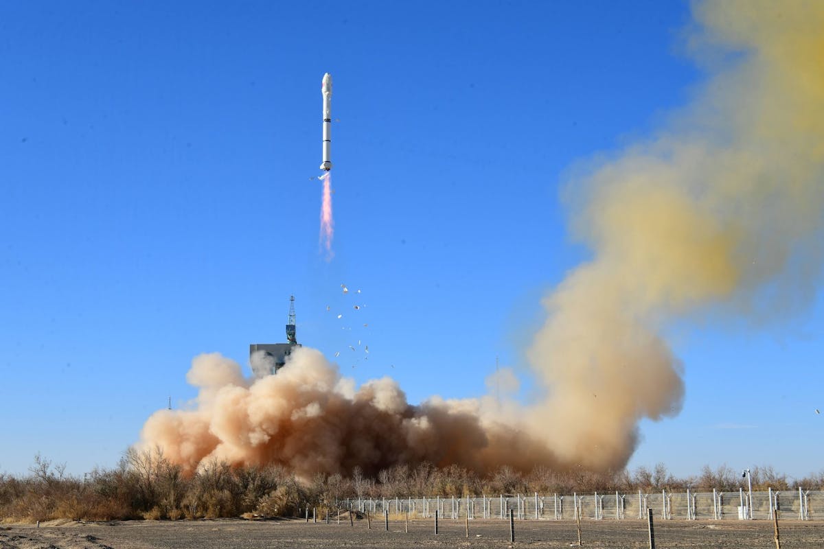 Eine Trägerrakete vom Typ Langer Marsch-2C mit dem Satelliten MISRSAT-2 startet vom Jiuquan Satellite Launch Center im Nordwesten Chinas. Gleichzeitig wurden die Fernerkundungssatelliten Starpool 02-A und Starpool 02-B ins All geschickt.
