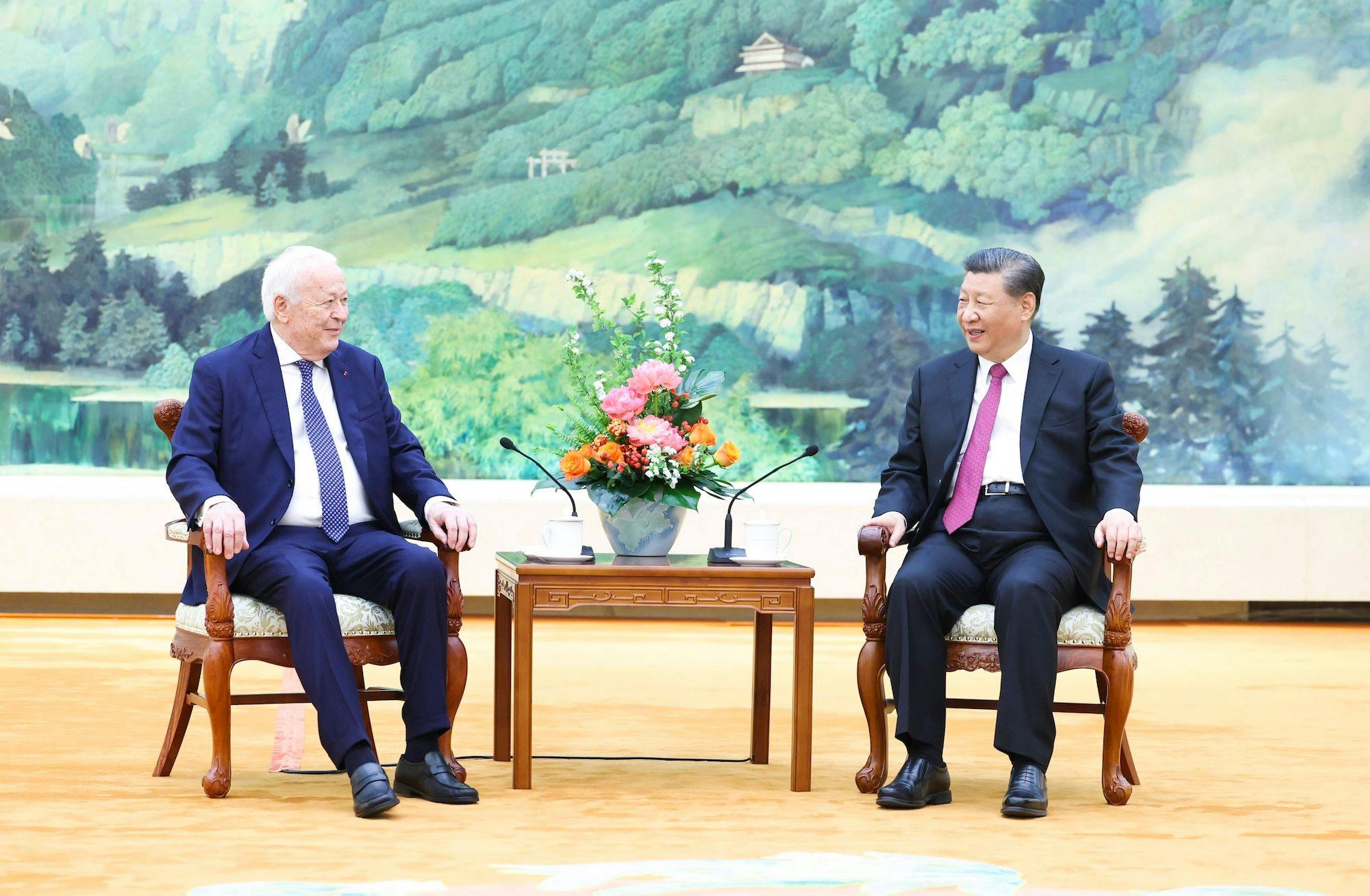 China Frankreich Freundschaft, Zusammenarbeit, Politik: Der chinesische Präsident Xi Jinping spricht mit dem Präsidenten der Merieux-Stiftung Alain Merieux in der Großen Halle des Volkes in Peking