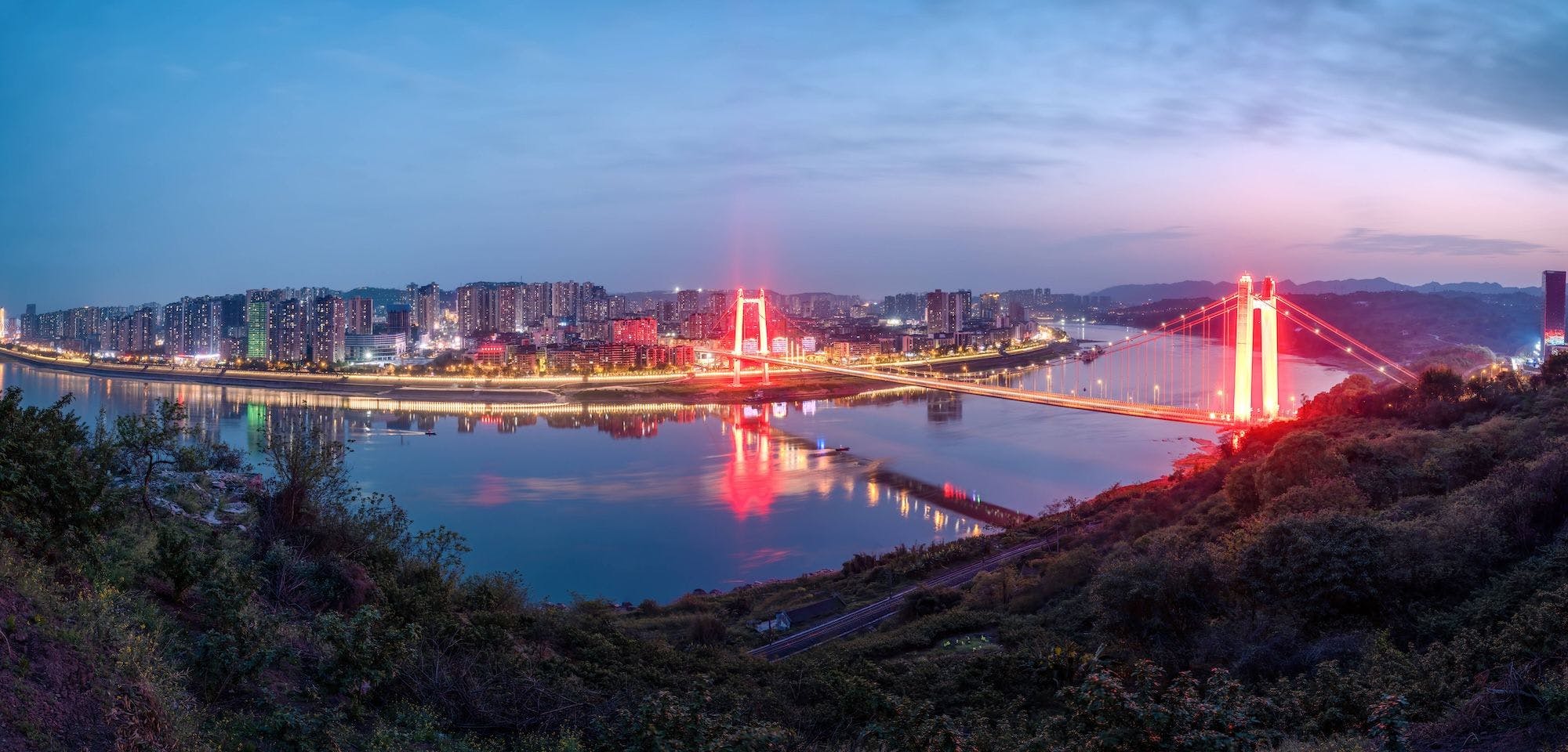 Chinesische Städte, größte Städte der Welt, Allgemeine Fakten: Stadtarchitektur in Chongqing - Abschnitt der U-Bahn am Jangtse-Fluss