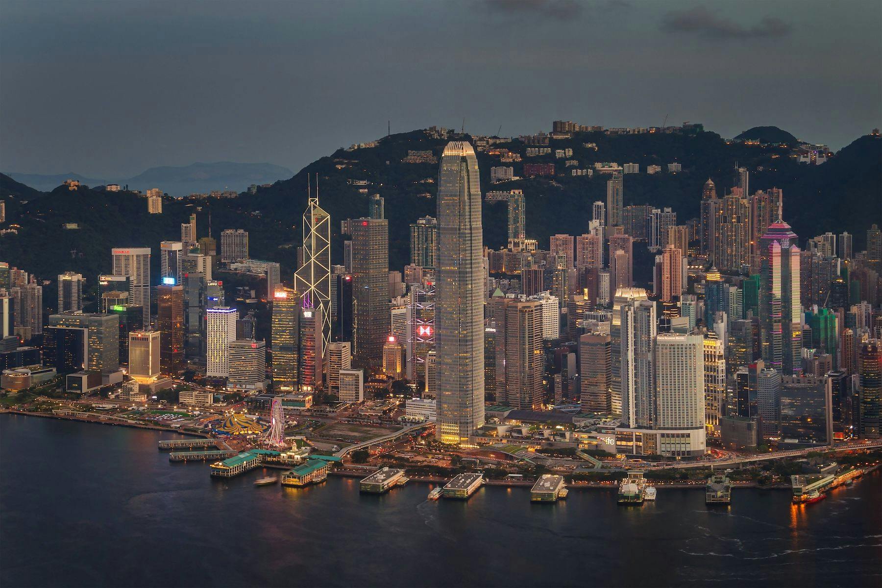 China News, Wirtschaft, Wachstum, Attraktivität, Ausländische Investitionen: Beleuchtete Skyline von Hongkong 