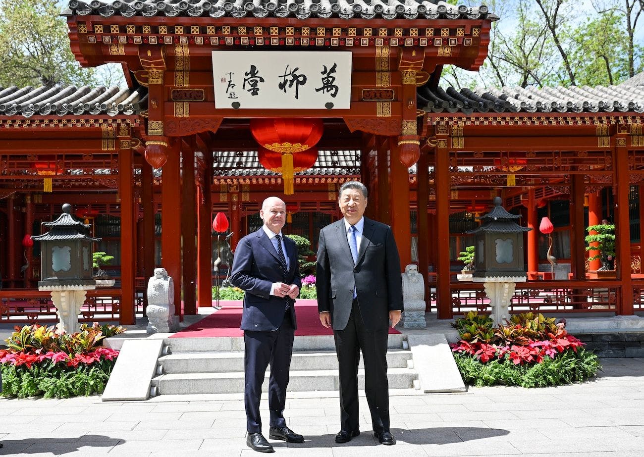 China Deutschland Politik, Außenpolitik, Kooperation, Zusammenarbeit: Der chinesische Staatspräsident Xi Jinping und der deutsche Bundeskanzler Olaf Scholz posieren für ein Foto in Peking, der Hauptstadt Chinas