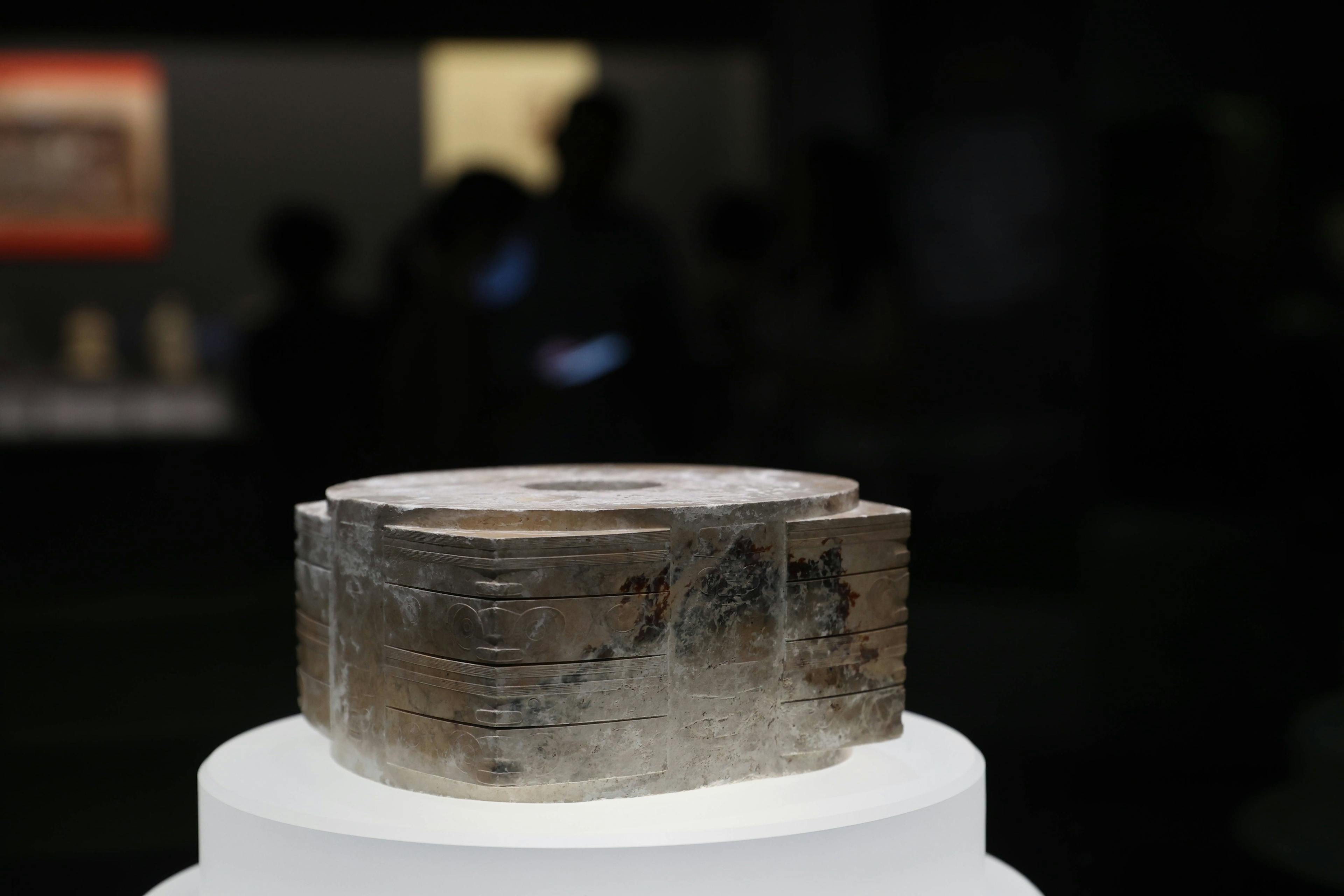 Ein Jade-Kong ist während einer Ausstellung mit dem Titel The Proof of Early China zu sehen: Die Zivilisationen von Songze und Liangzhu im Shanghai Museum am 19. Juni 2023 in Shanghai, China