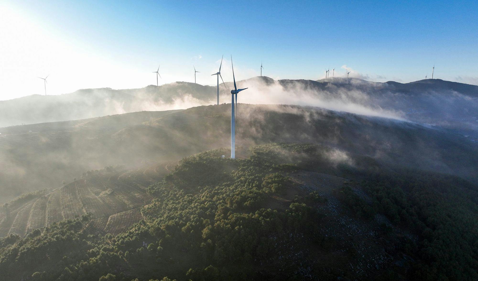 Ein Luftbild zeigt Windturbinen, die Strom erzeugen, und Photovoltaikmodule, die in der Stadt Bijie in der Provinz Guizhou, China, Strom erzeugen,