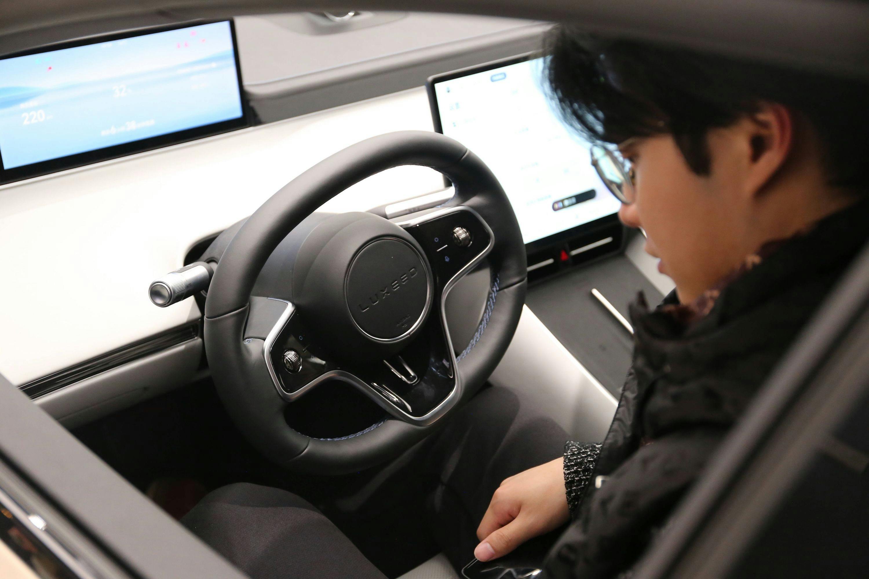 Kunden erleben Luxeed S7, das erste intelligente reine Elektrofahrzeug, im Huawei-Flagshipstore in Shanghai, China