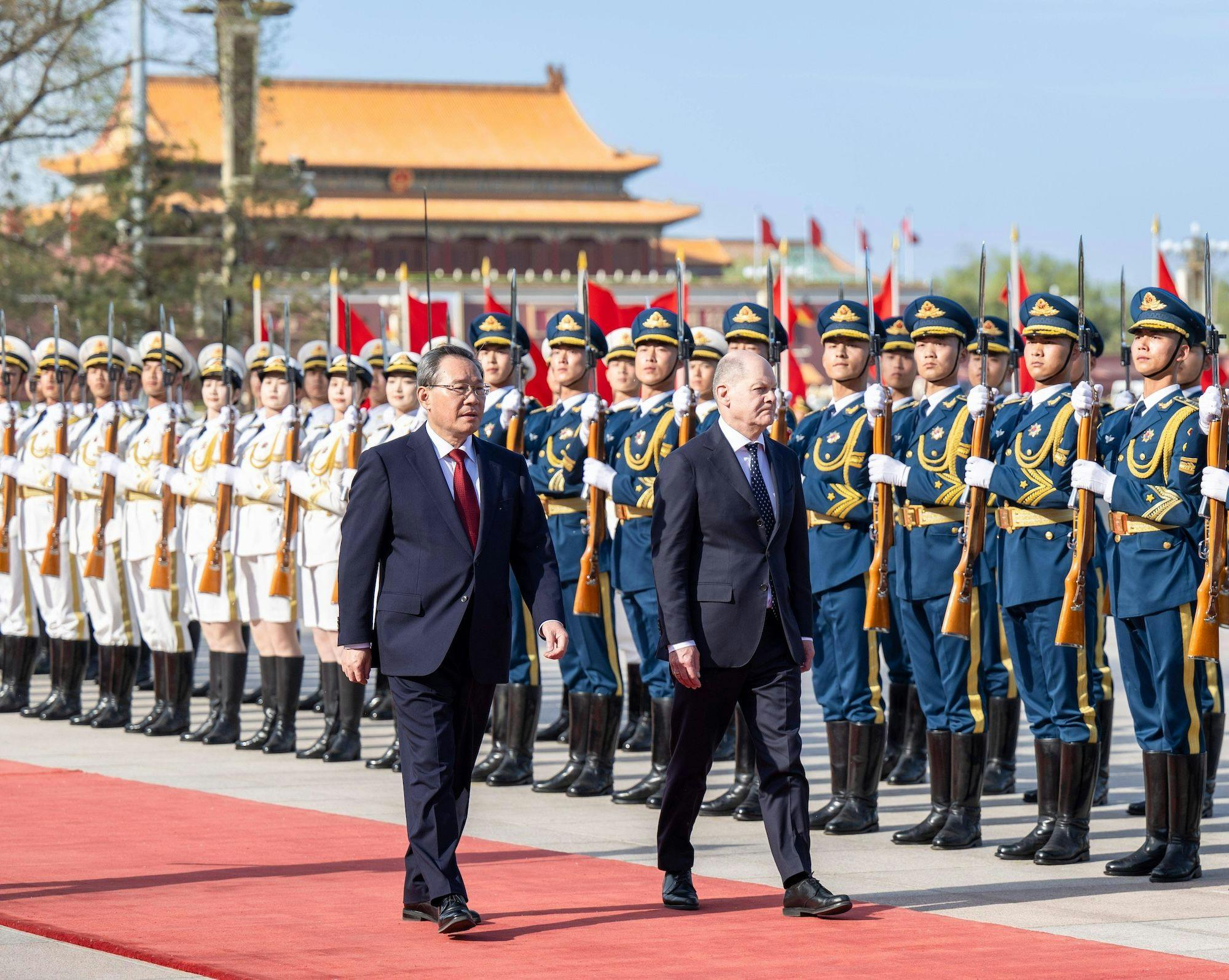 China Deutschland Politik: Ministerpräsident Li Qiang empfängt den Bundeskanzler Olaf Scholz vor der Großen Halle des Volkes 