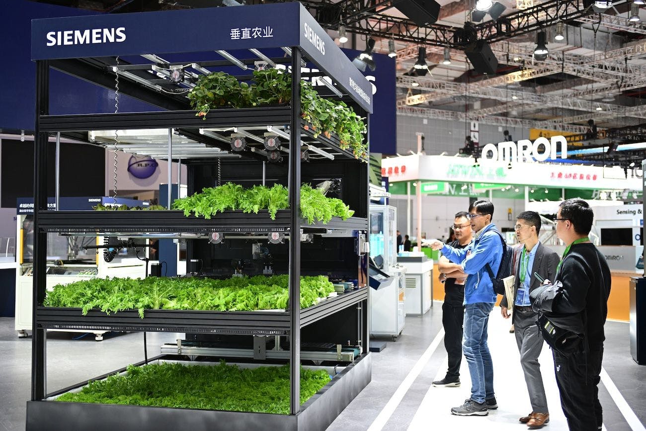 China News, Deutsche Unternehmen, Klimawandel, Wirtschaft, Industrie: Besucher sehen sich auf der China International Import Expo am Stand von Siemens ein Gerät für vertikale Landwirtschaft an. 