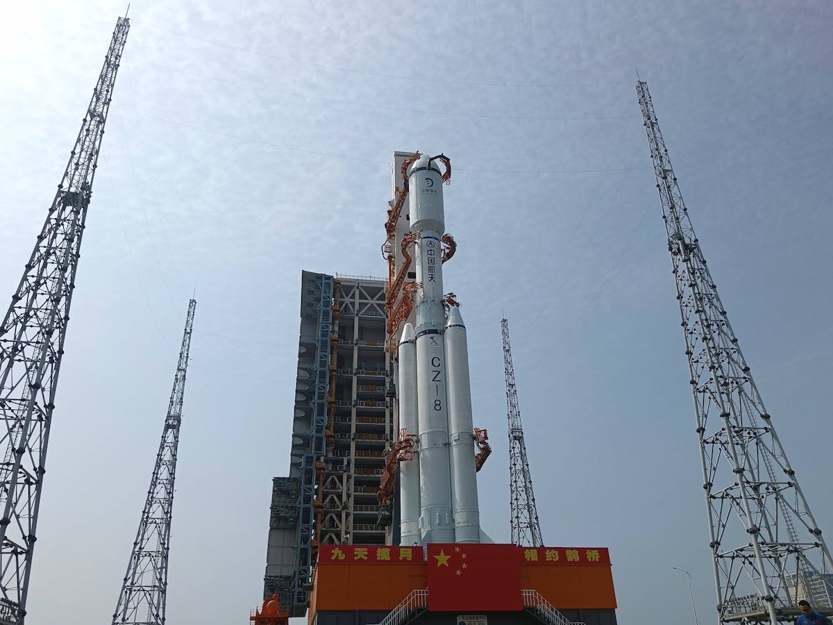 Die Kombination aus dem Relaissatelliten Queqiao-2 und der Langer-Marsch-8-Y3-Trägerrakete wird zum Startplatz im Wenchang Space Launch Center in der südchinesischen Provinz Hainan gebracht.