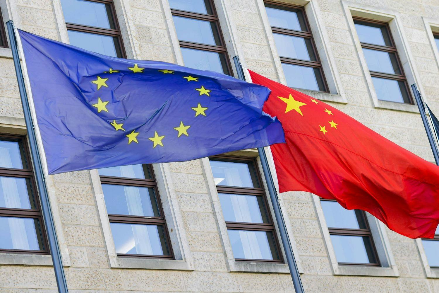 China News, Nachrichten, Aktuelles, Politik, EU, Außenpolitik: Die Flaggen von Europa und China wehen vor dem Auswaertigen Amt in Berlin