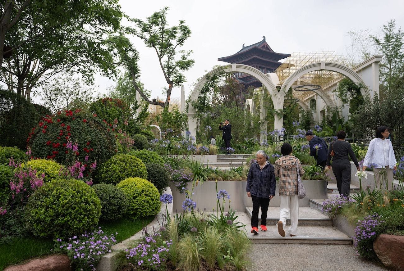 China Kultur, Feste. Bräuche, Traditionen, Ausstellungen, Events: Besucher besichtigen den Shanghai-Garten der Internationalen Gartenbauausstellung 2024 Chengdu in Chengdu