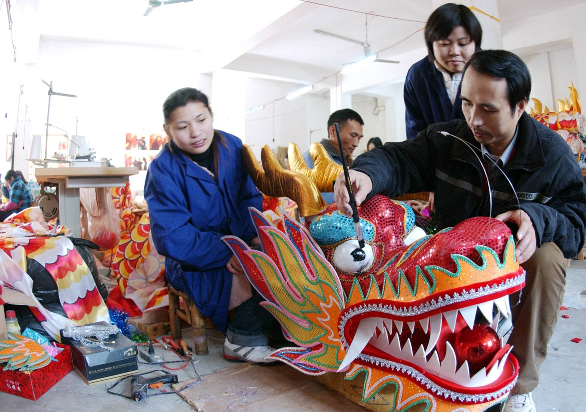 Kunsthandwerker Shi Kebin arbeitet in seiner Werkstatt in Nanchang in der chinesischen Provinz Jiangxi an einer Drachenlaterne
